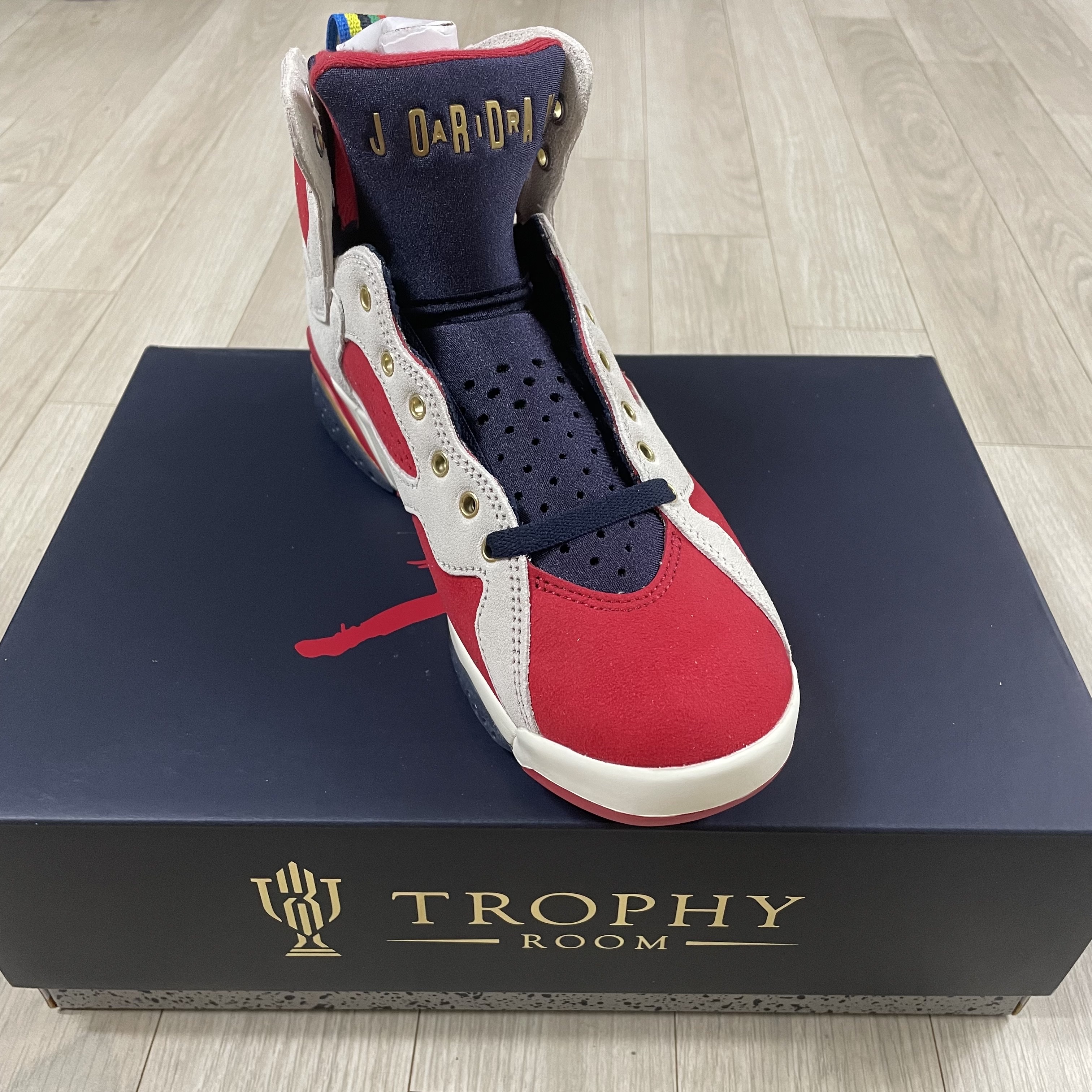 Jordan 7 x Trophy Room Retro SP True Red and Obsidian 착용 스타일 - 1