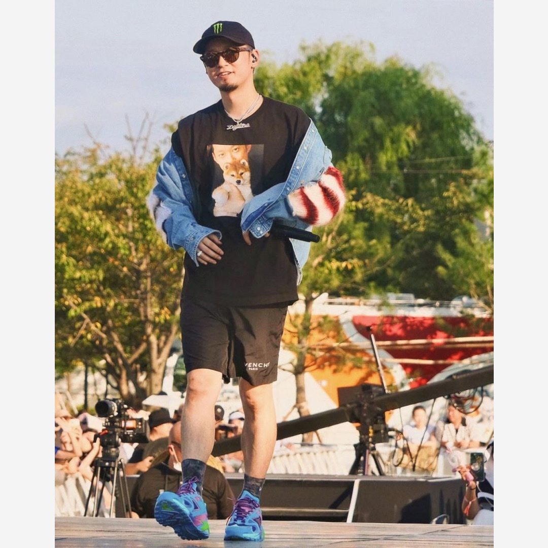 Louis Vuitton Runner Tatic Sneakers Marine 착용 스타일 - 2