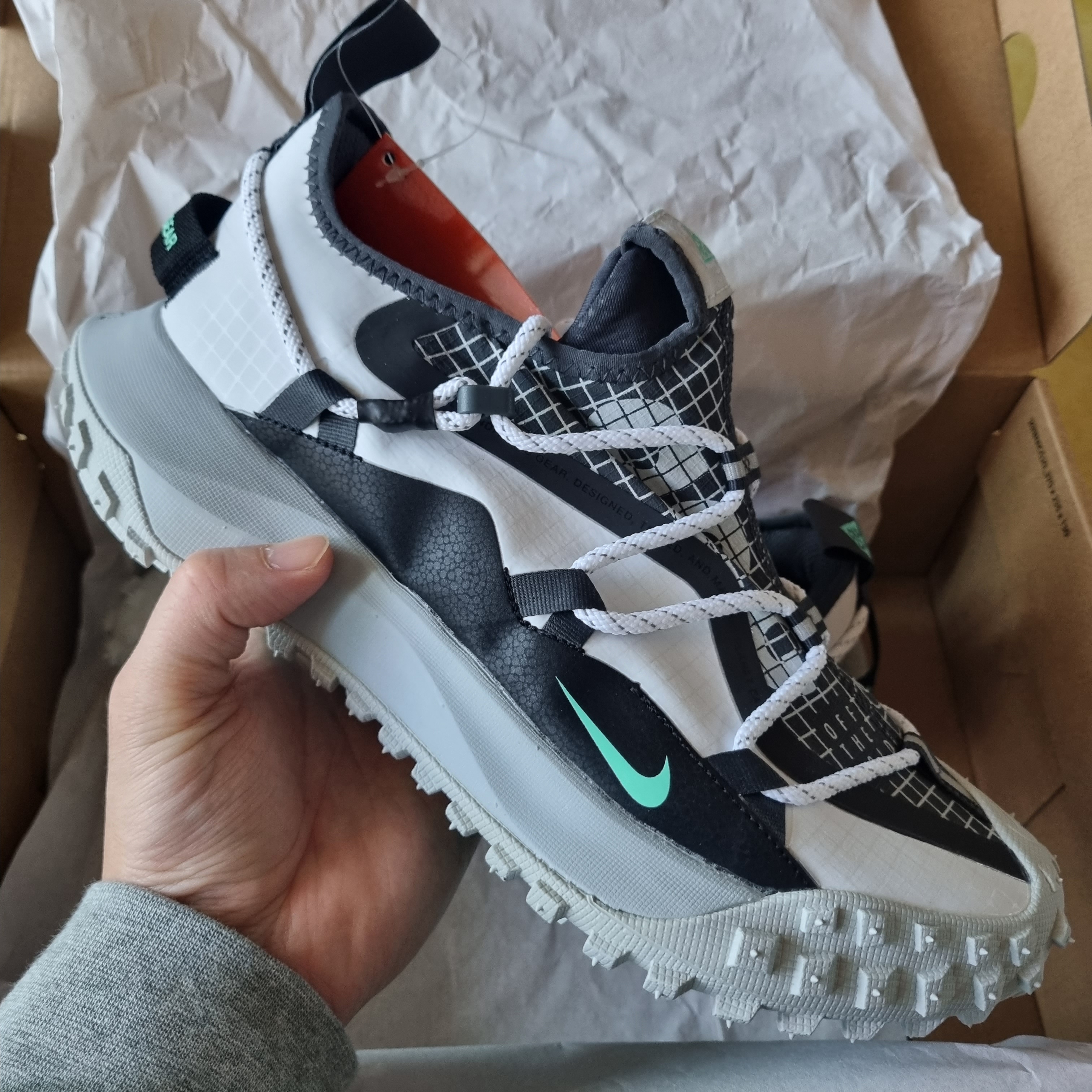 Nike ACG Mountain Fly Low SE White and Black 착용 스타일 - 2