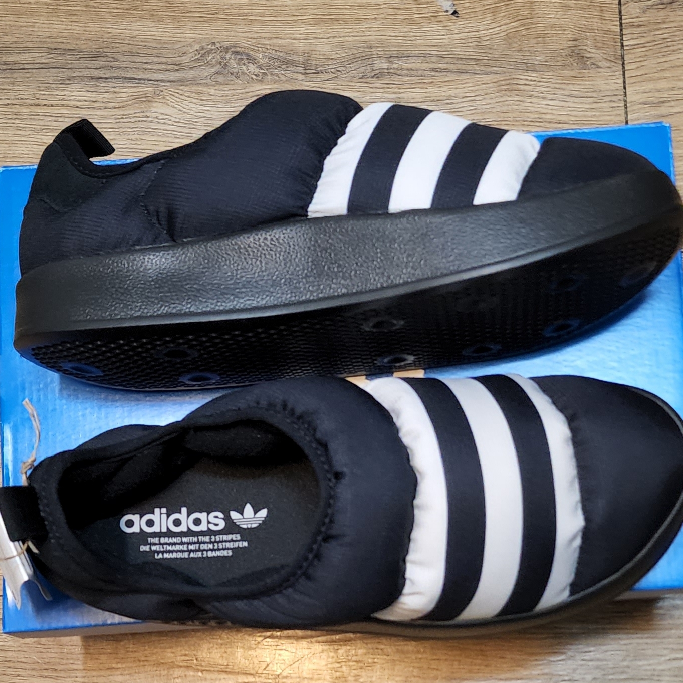Adidas Puffylette Core Black 착용 스타일