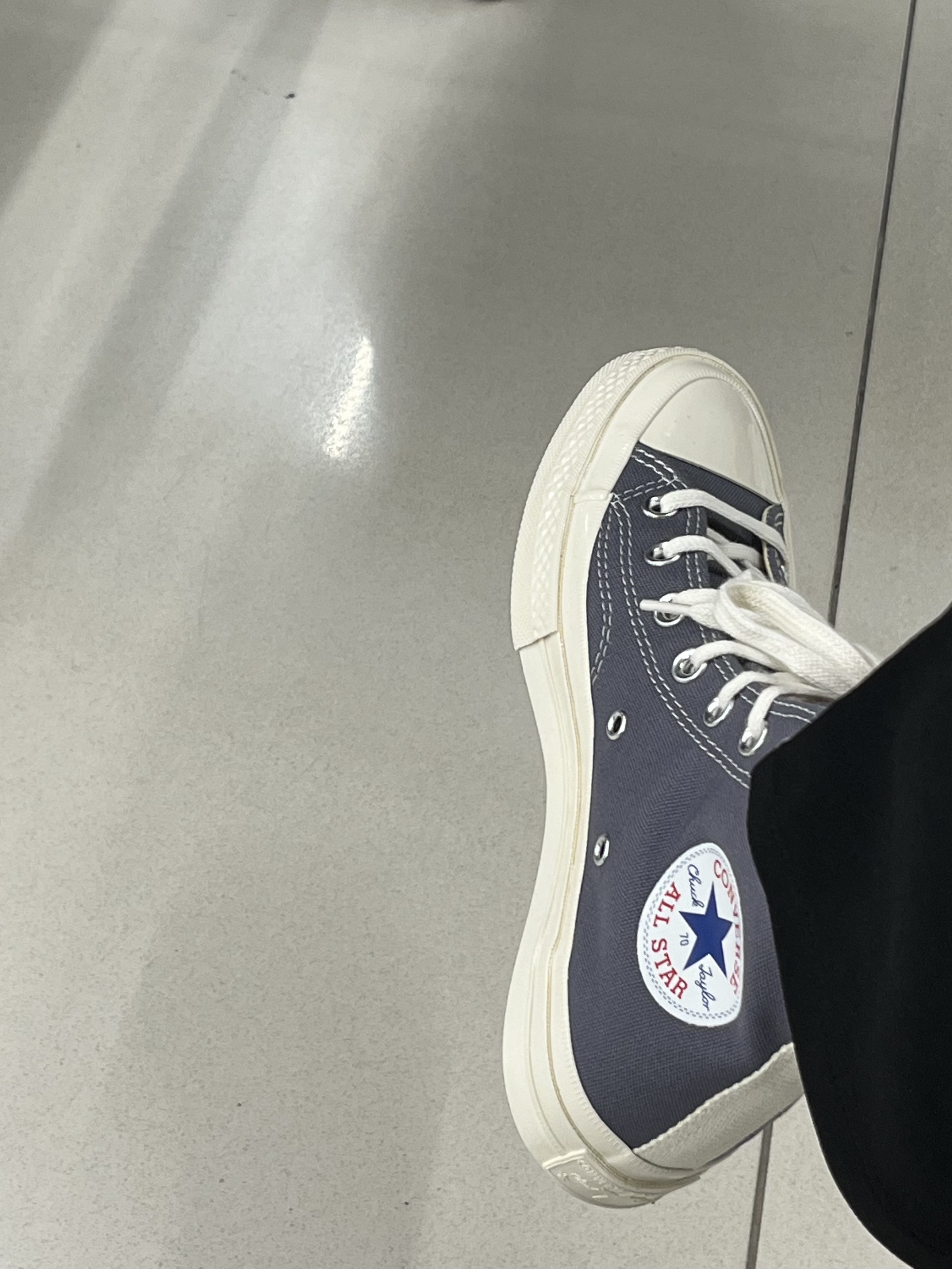 Converse x Play Comme des Garcons Chuck 70 Hi Steel Gray 착용 스타일 - 2