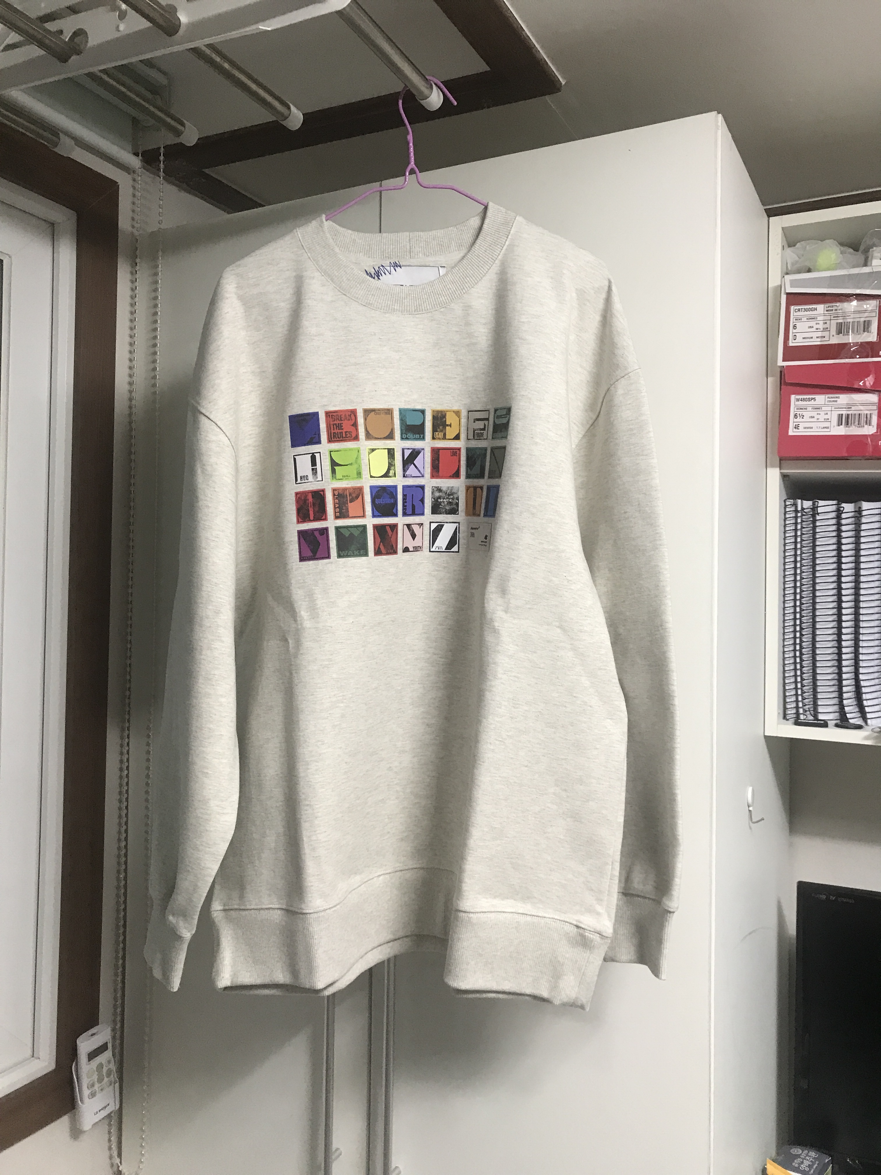 Zara x Ader Error Alphabet Sweatshirt Light Grey 착용 스타일 - 4