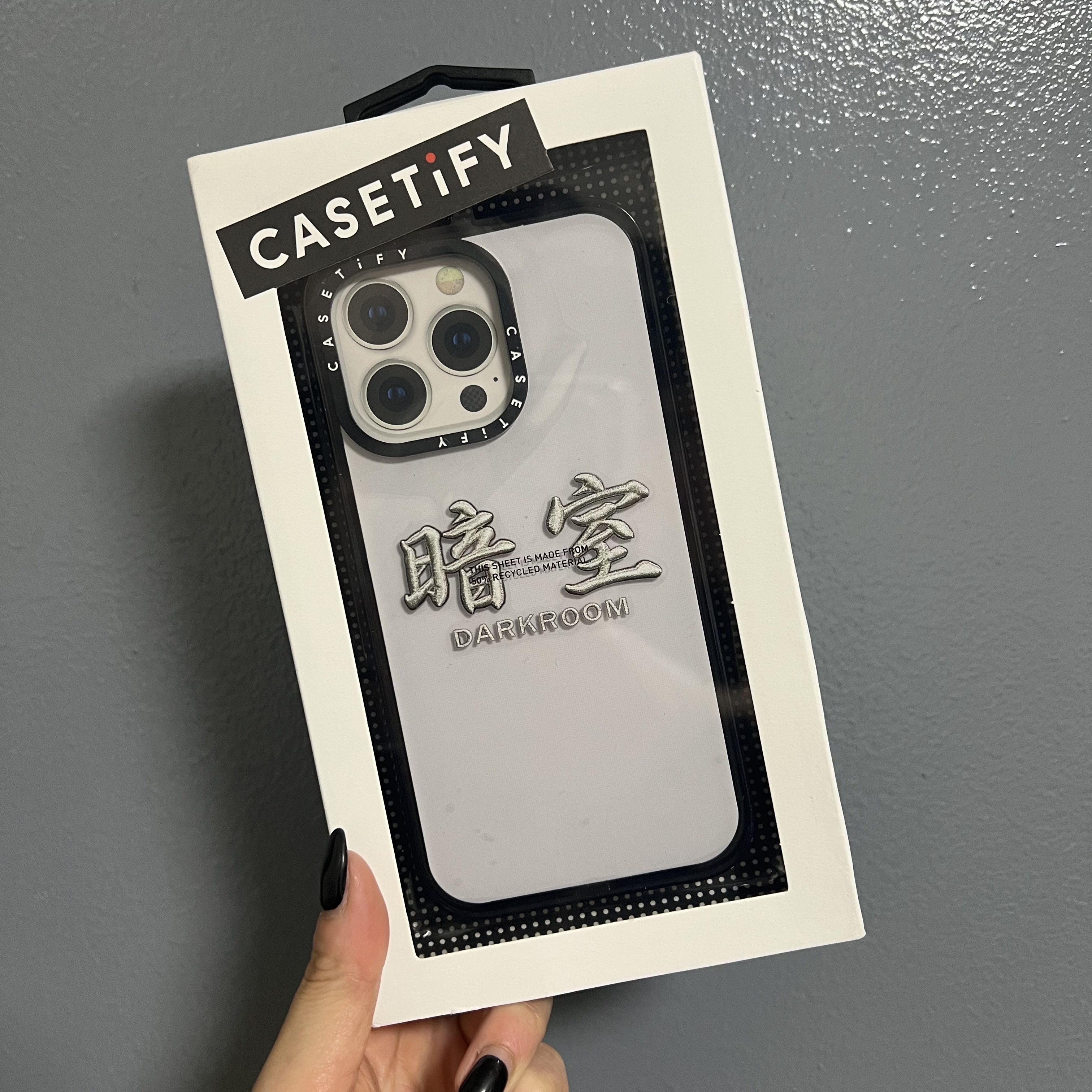 Casetify x Darkr8m Studio Silver Stitch Logo Impact iPhone Case Clear Black 착용 스타일