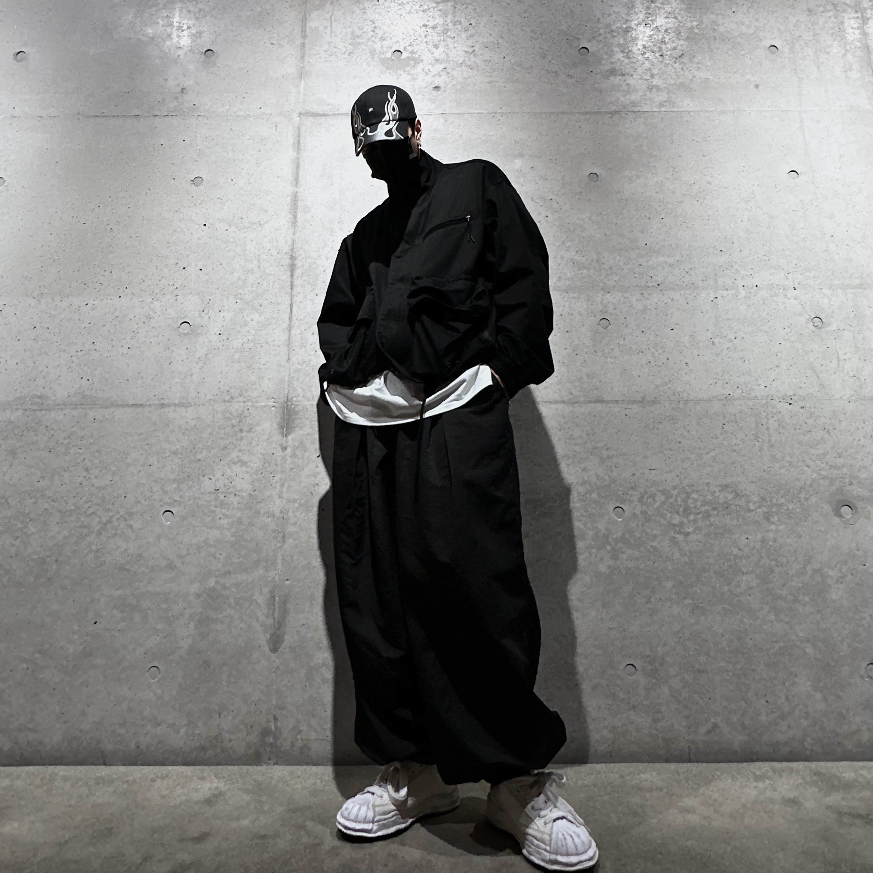 Yeezy Gap Engineered By Balenciaga Flame Cap Black, Maison Mihara Yasuhiro Blakey OG Sole Leather Low-top Sneakers White 착용 스타일