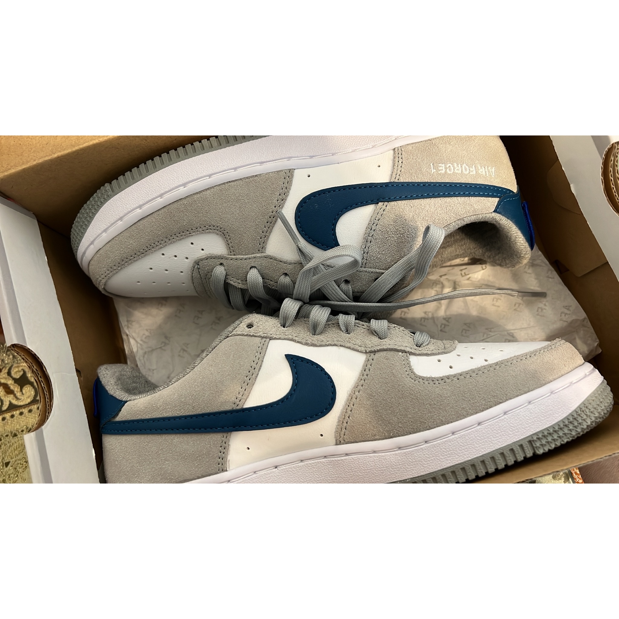 (GS) Nike Air Force 1 LV8 Athletic Club Light Smoke Grey Marina 착용 스타일