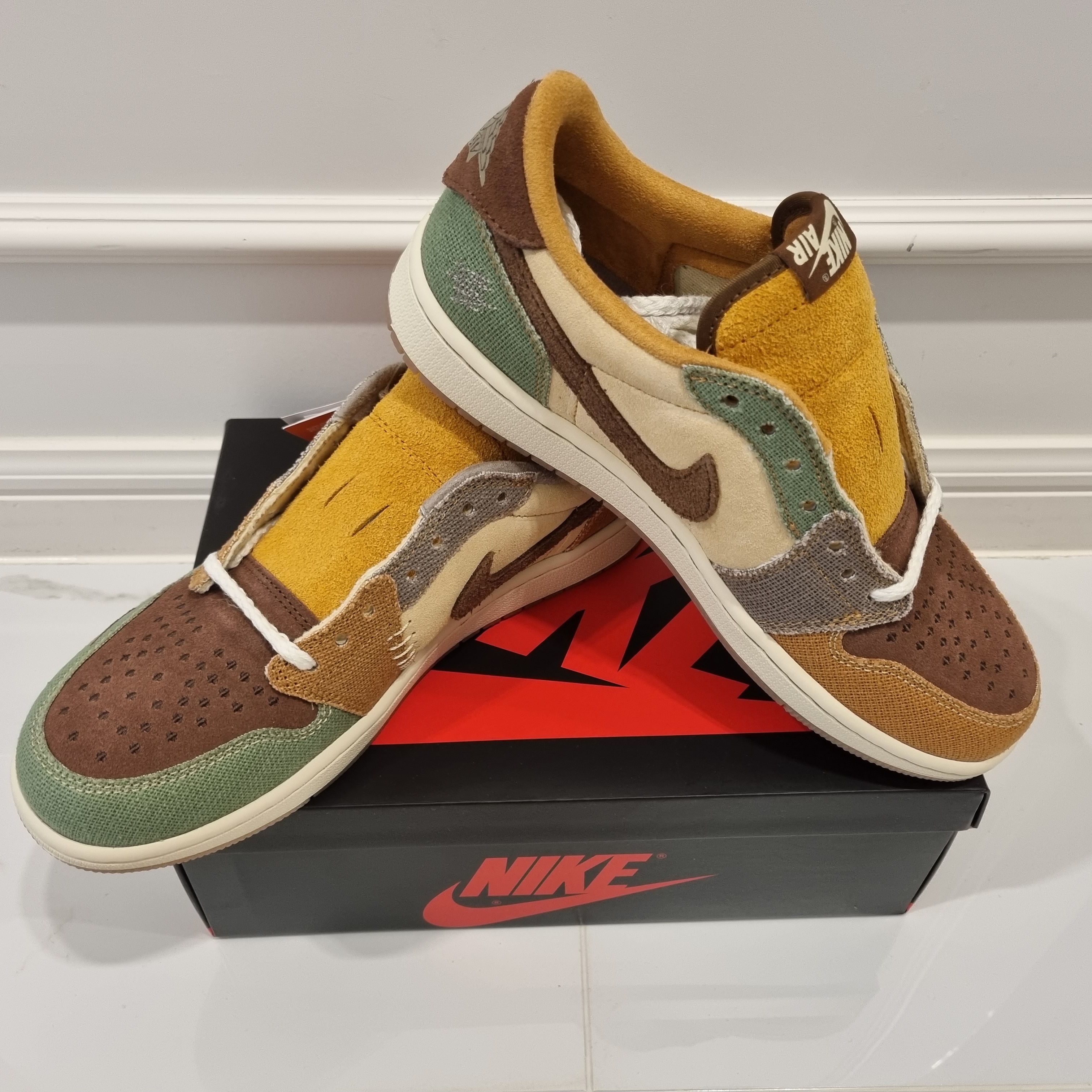 Jordan 1 x Zion Williamson Retro Low OG Flax and Oil Green 착용 스타일 - 1
