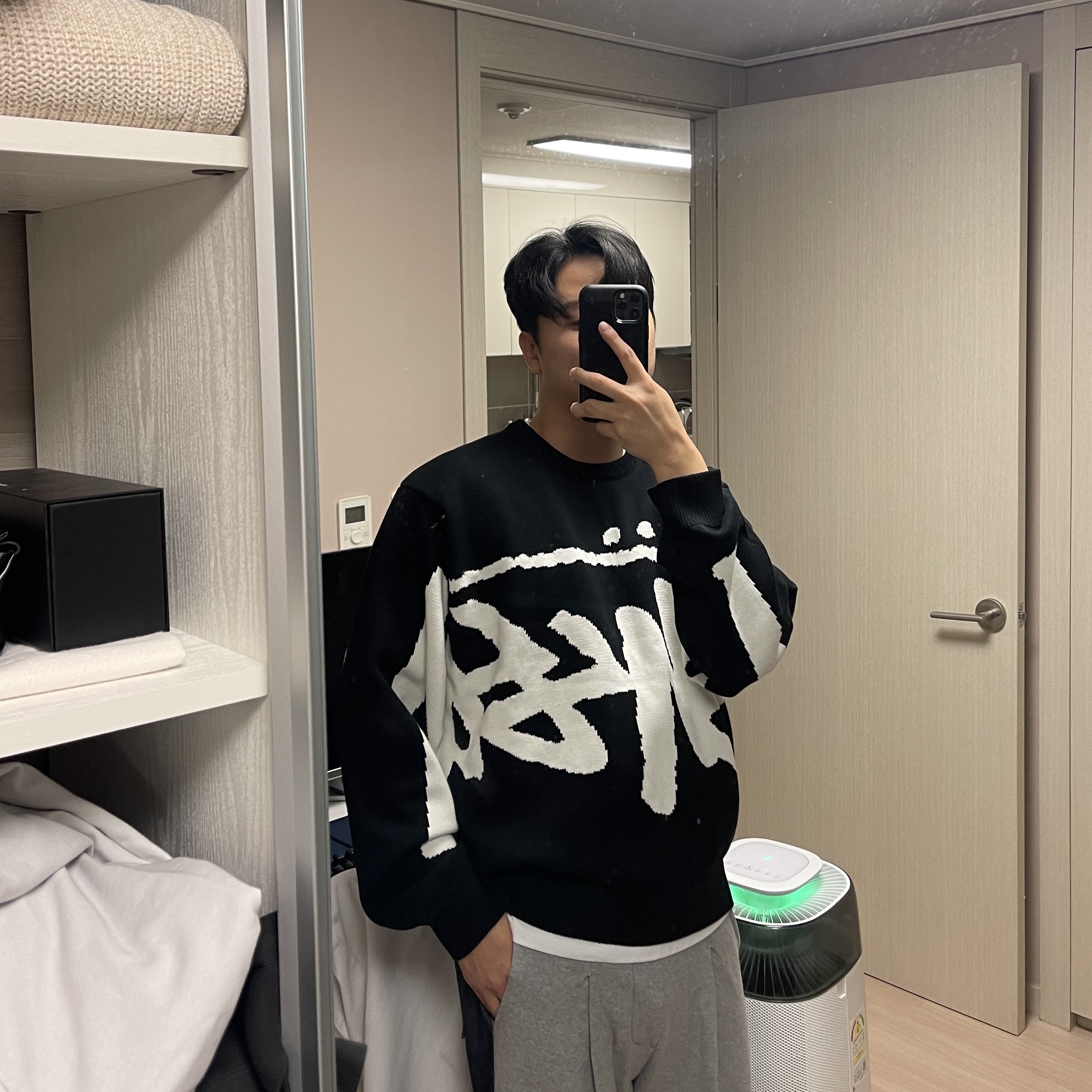 Stussy Stock Sweater Black 착용 스타일 - 1