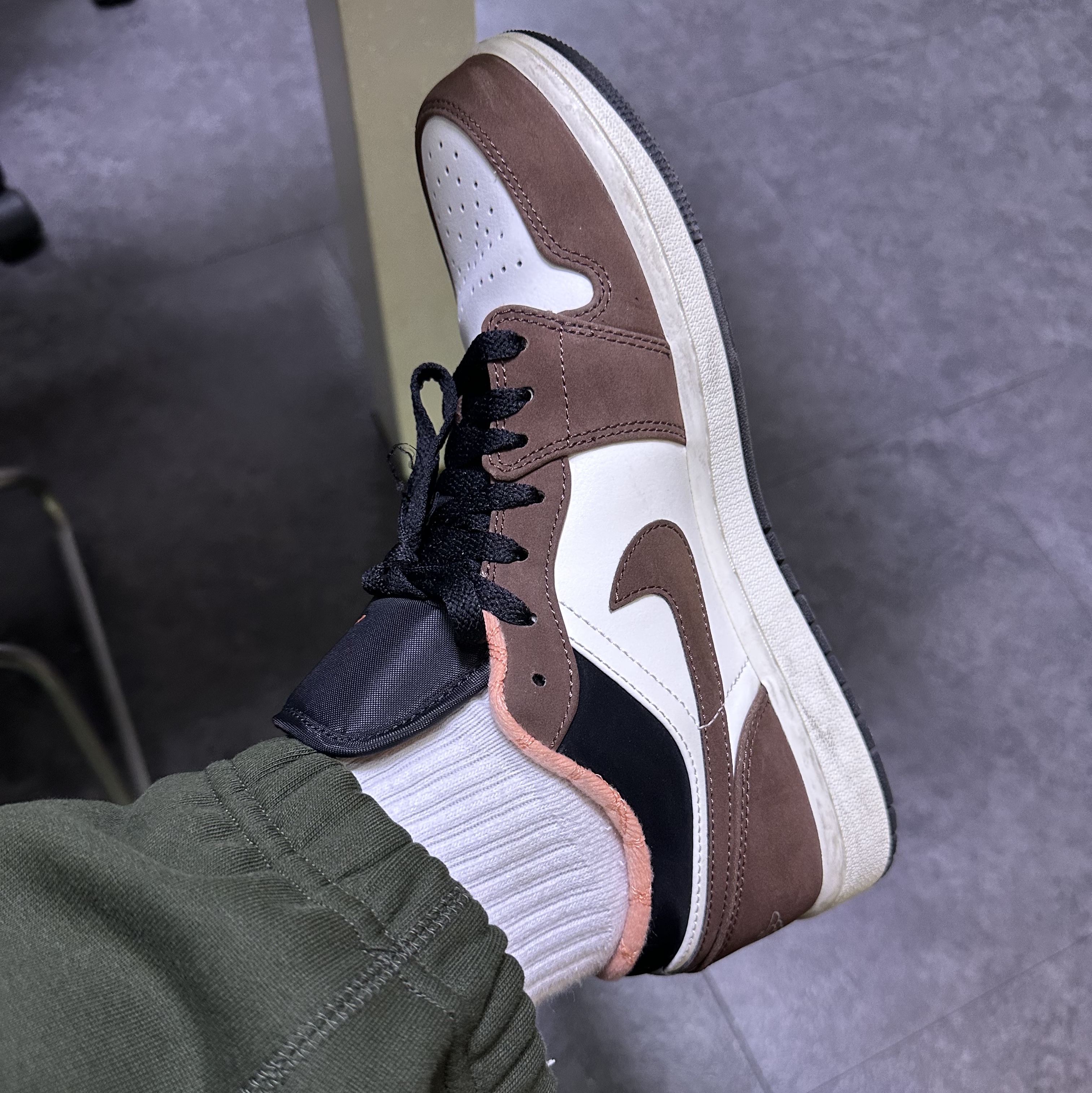 Jordan 1 Low SE Chocolate Bliss 착용 스타일