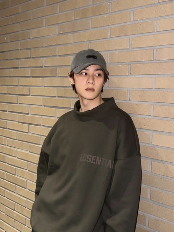 Essentials Mockneck Sweatshirt Off Black - 22FW 착용 스타일 - 1