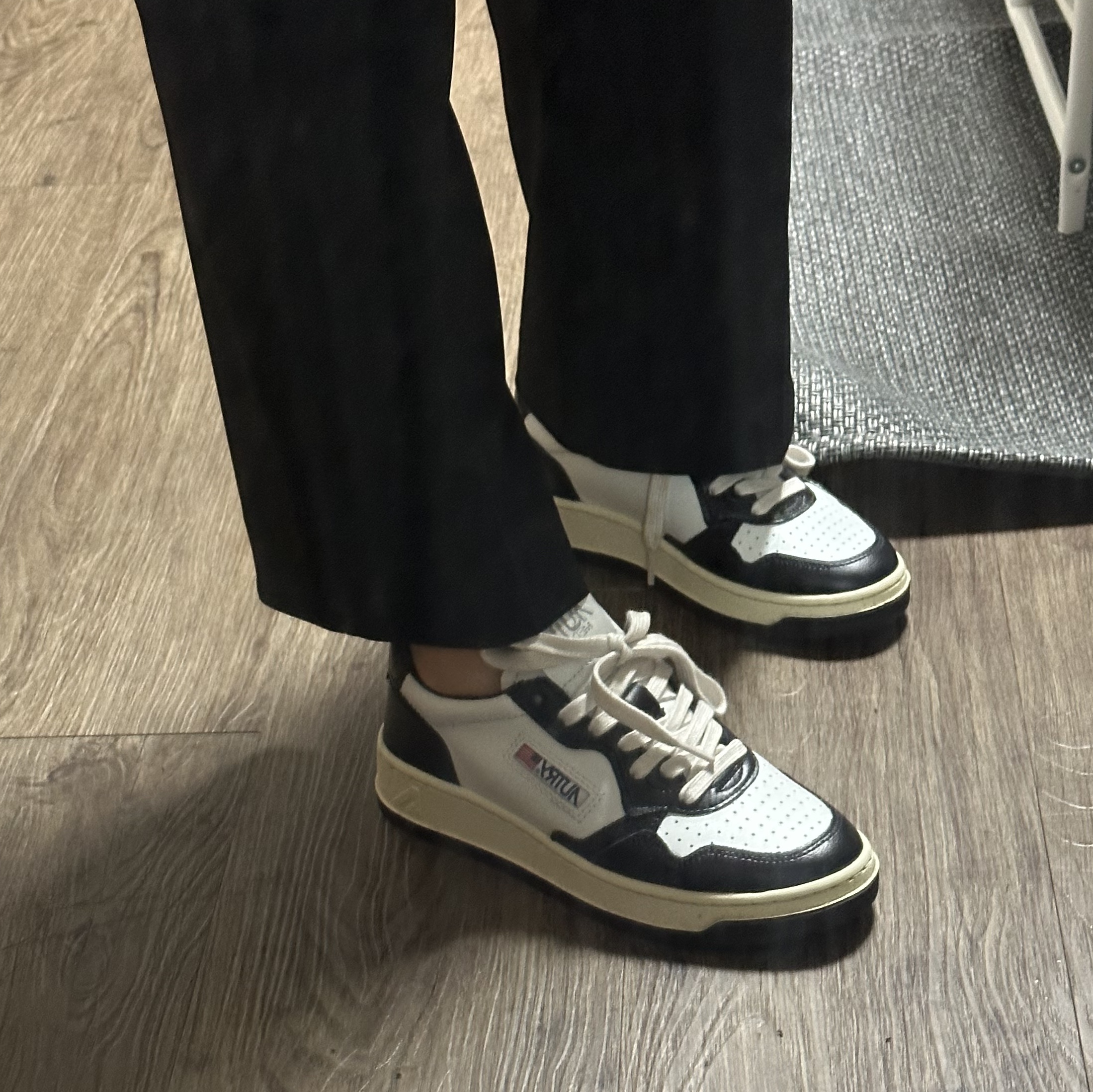 (W) Autry Medalist Low Leather Sneakers Black White 착용 스타일 - 4