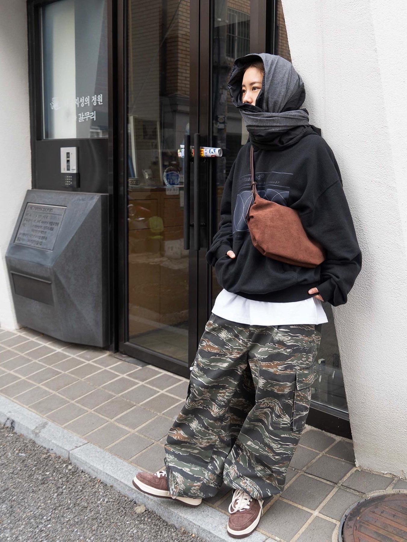 Nike Air Force 1 Mid '07 QS Chocolate 착용 스타일 - 1