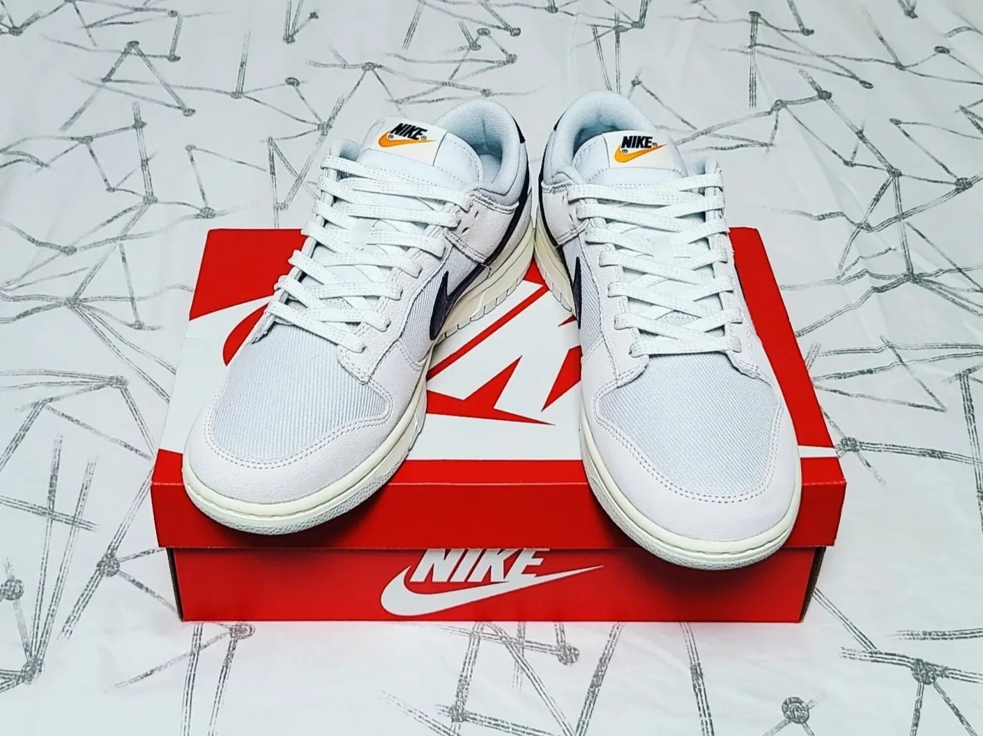 Nike Dunk Low SE Photon Dust and Summit White 착용 스타일 - 3