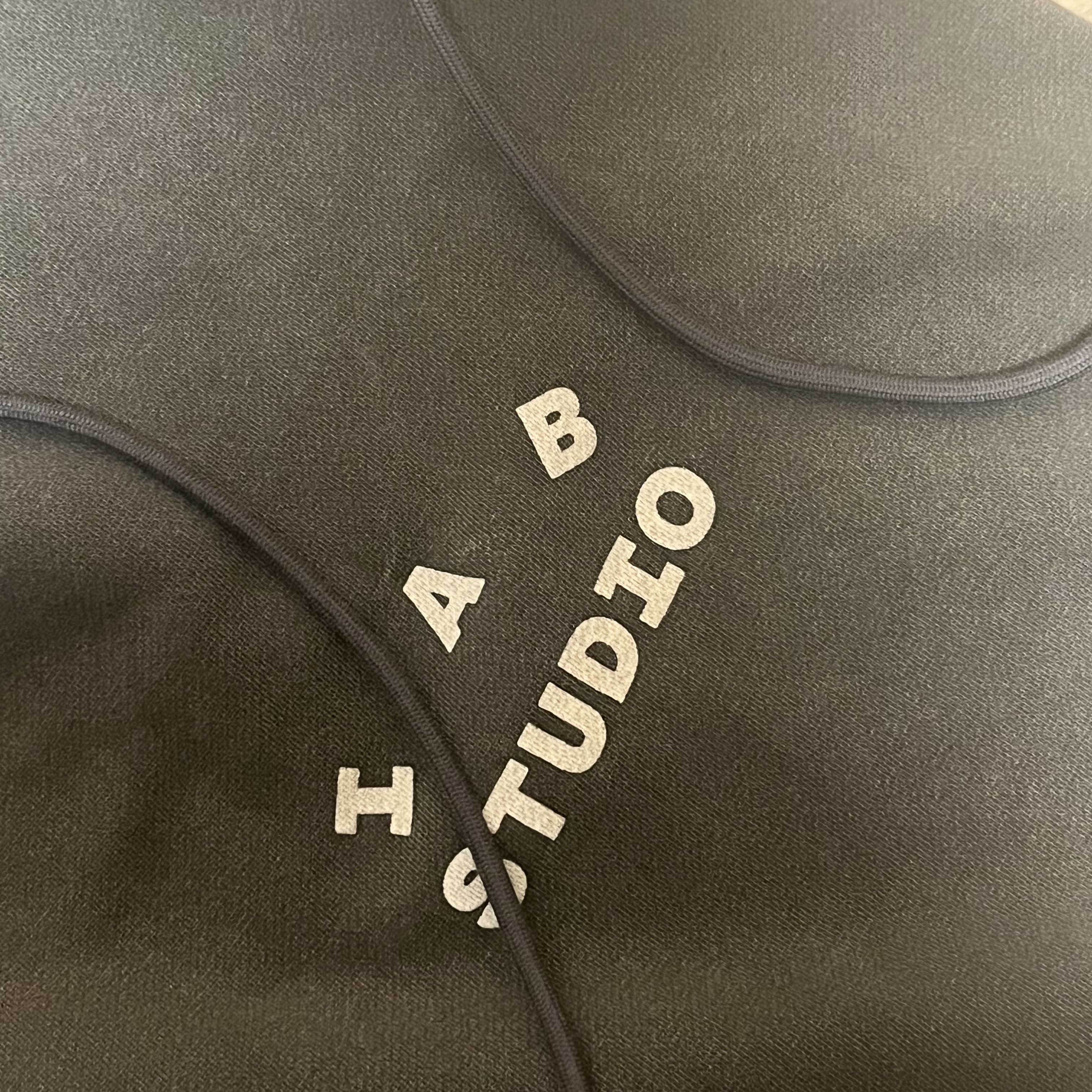 IAB Studio Pigment Hoodie & Sack Black 착용 스타일 - 2
