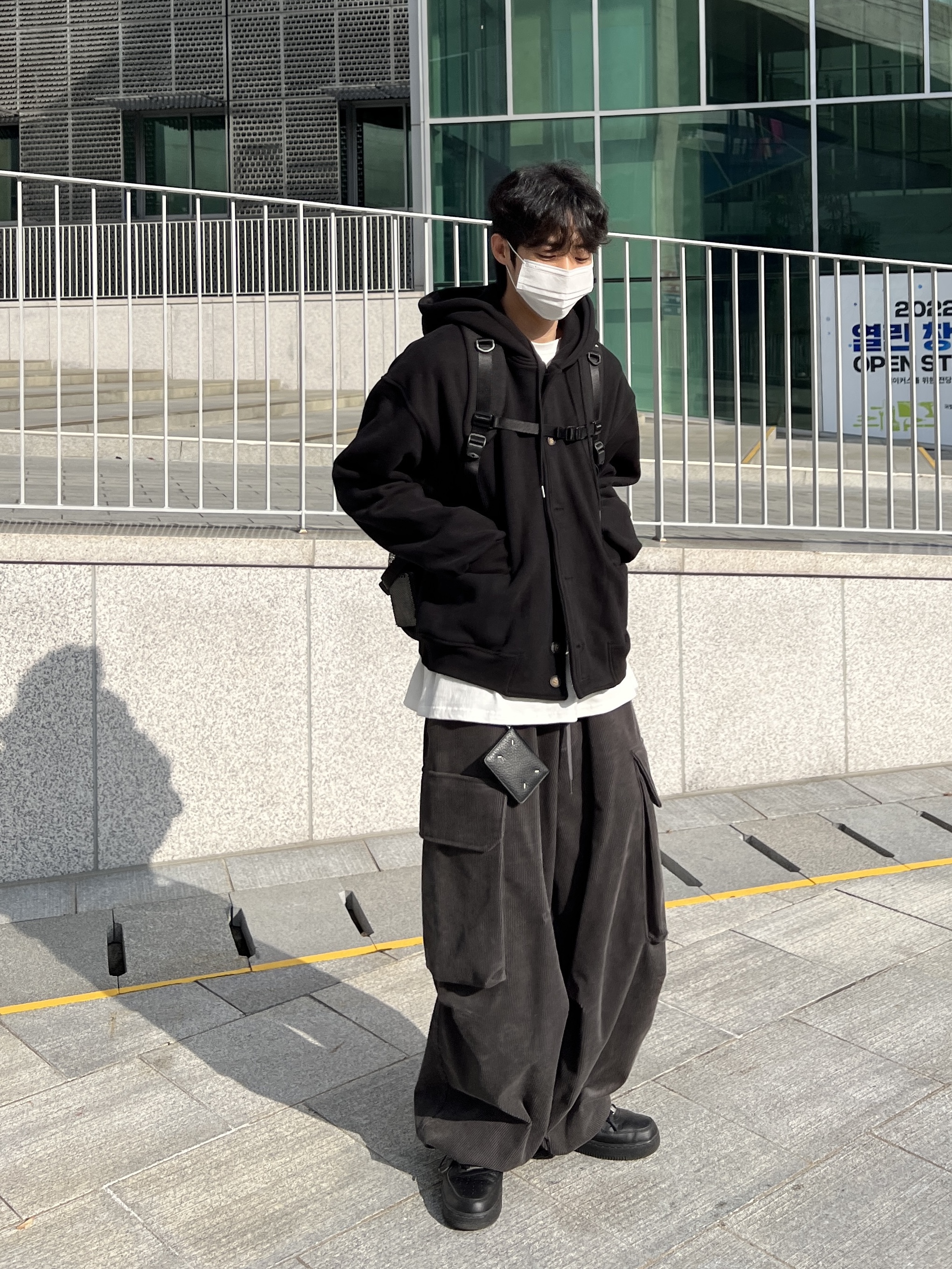 Nike Air Force 1 '07 Low White, Nike Air Force 1 '07 Low Triple Black 착용 스타일 - 3