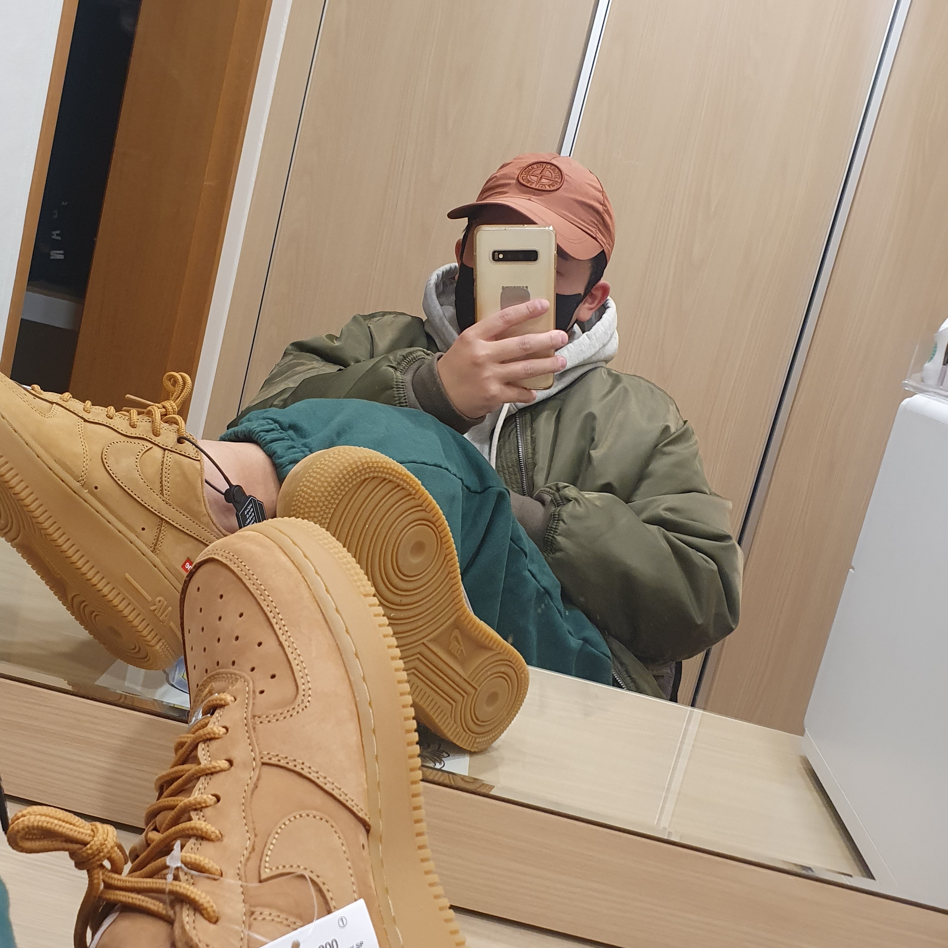 Stone Island 99576 Nylon Metal 6-Panel Cap Brick Red - 21FW, Nike x Supreme Air Force 1 Low Flax 착용 스타일