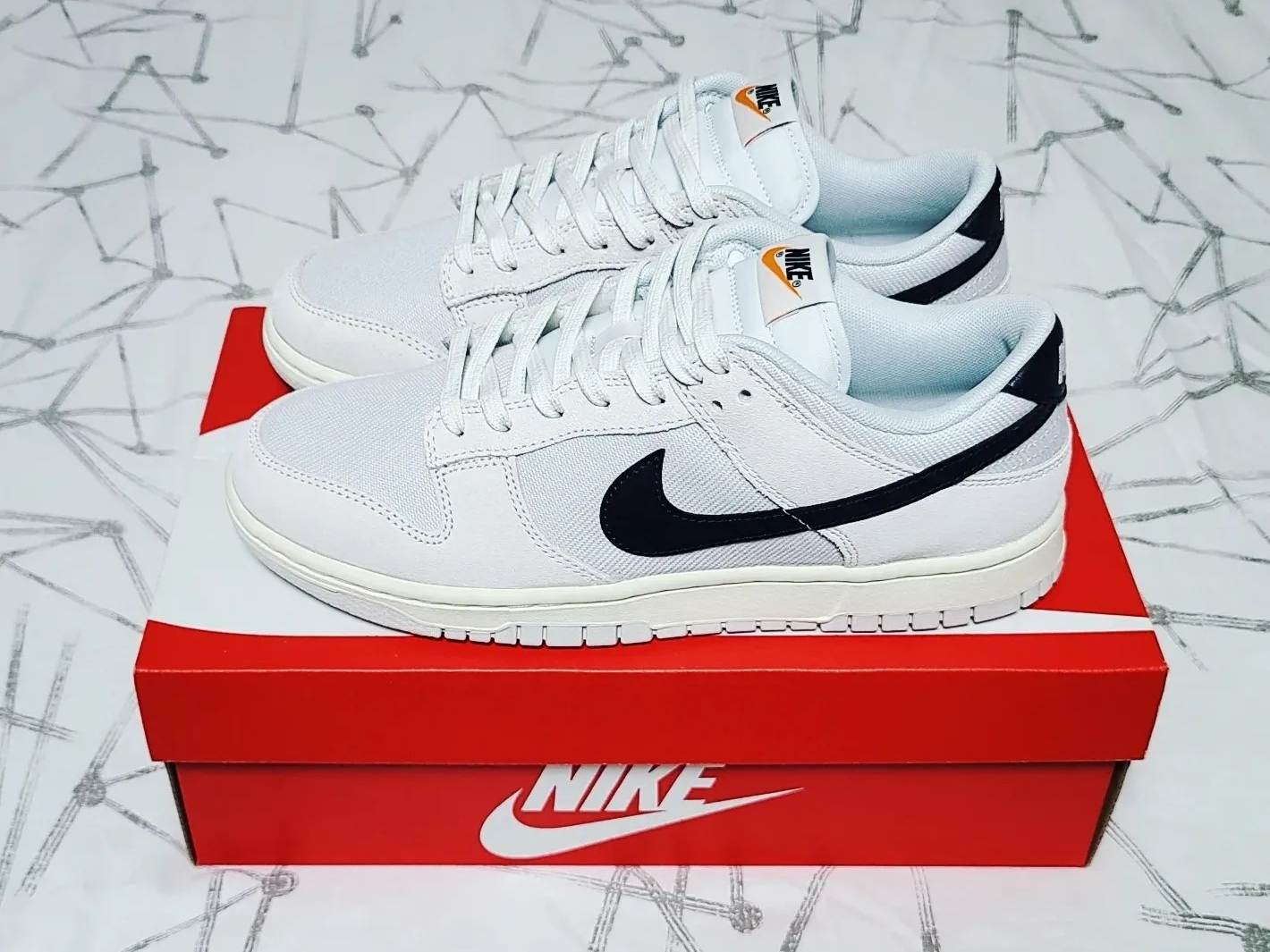 Nike Dunk Low SE Photon Dust and Summit White 착용 스타일 - 2