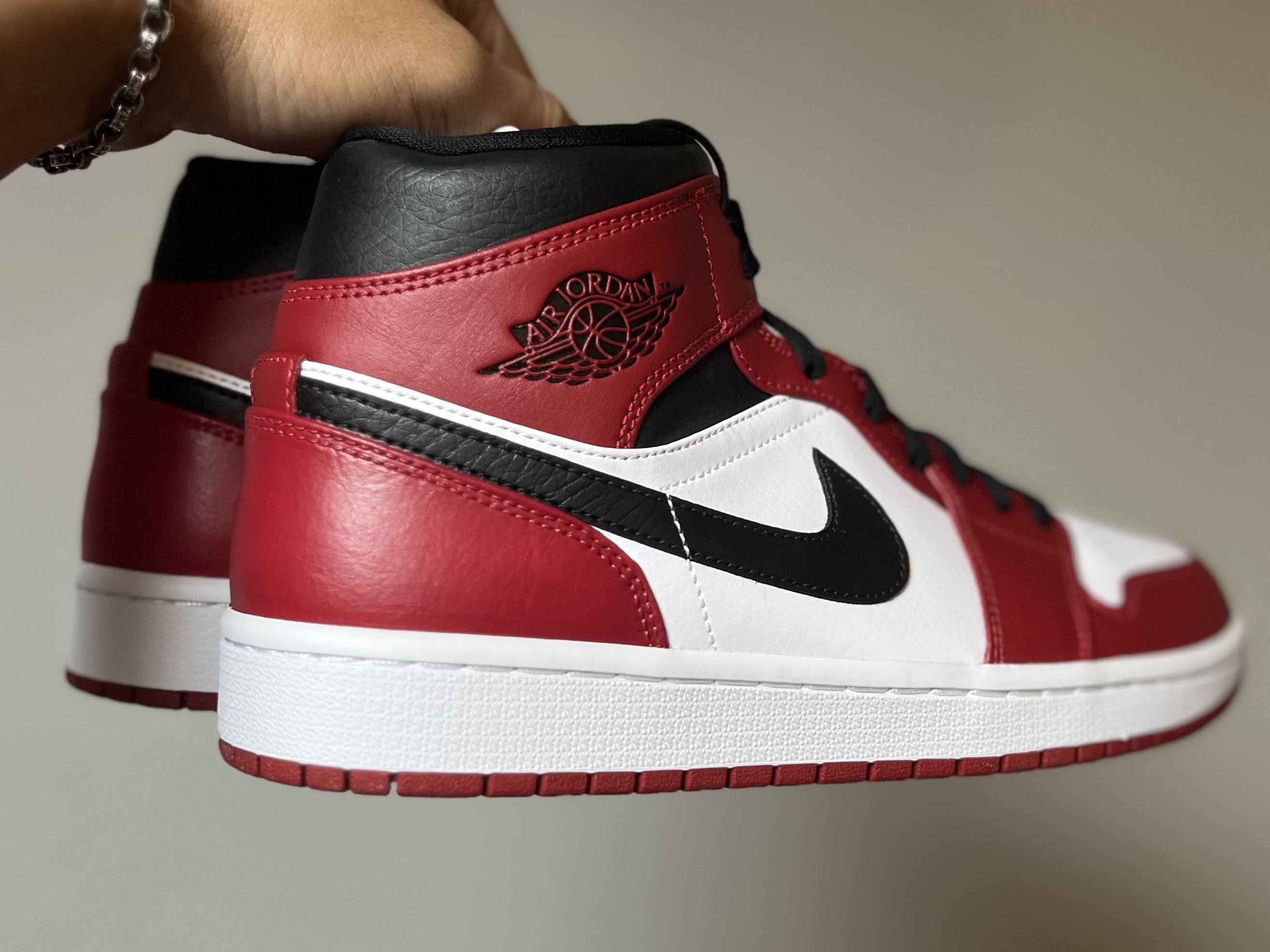 Jordan 1 Mid Chicago 2020 착용 스타일 - 2