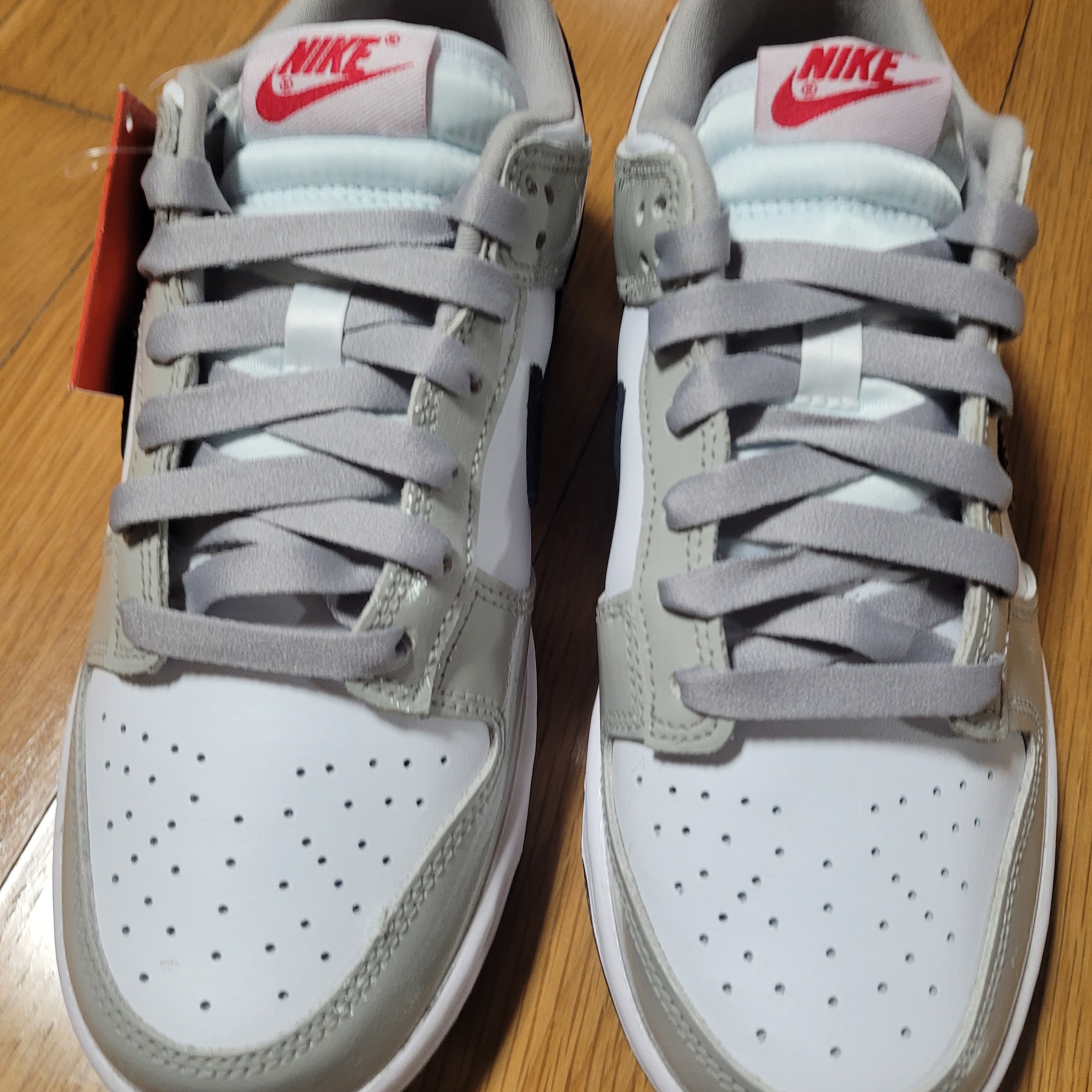 (W) Nike Dunk Low Essential Light Iron Ore Black μ°©μ© μ€νμΌ - 4