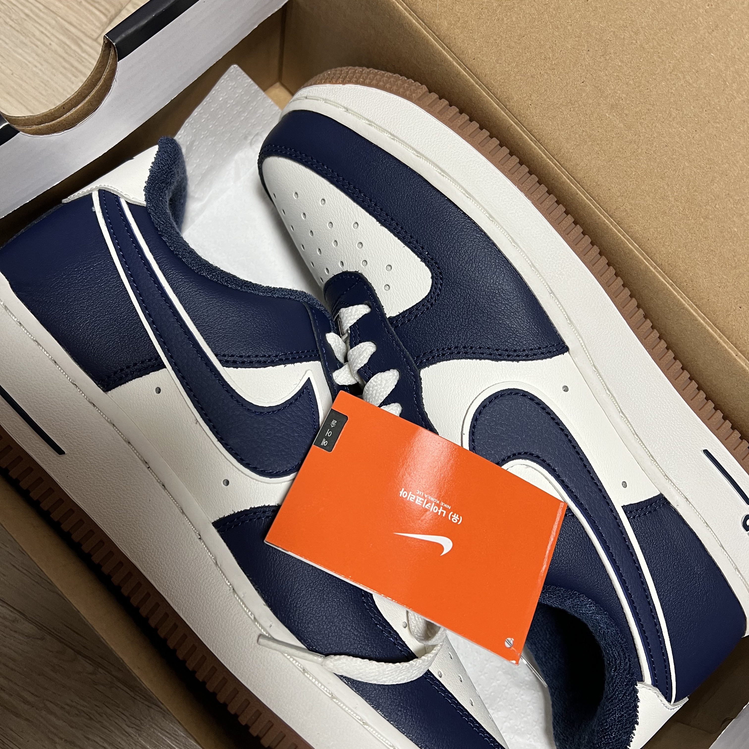 Nike Air Force 1 '07 LV8 Midnight Navy 착용 스타일