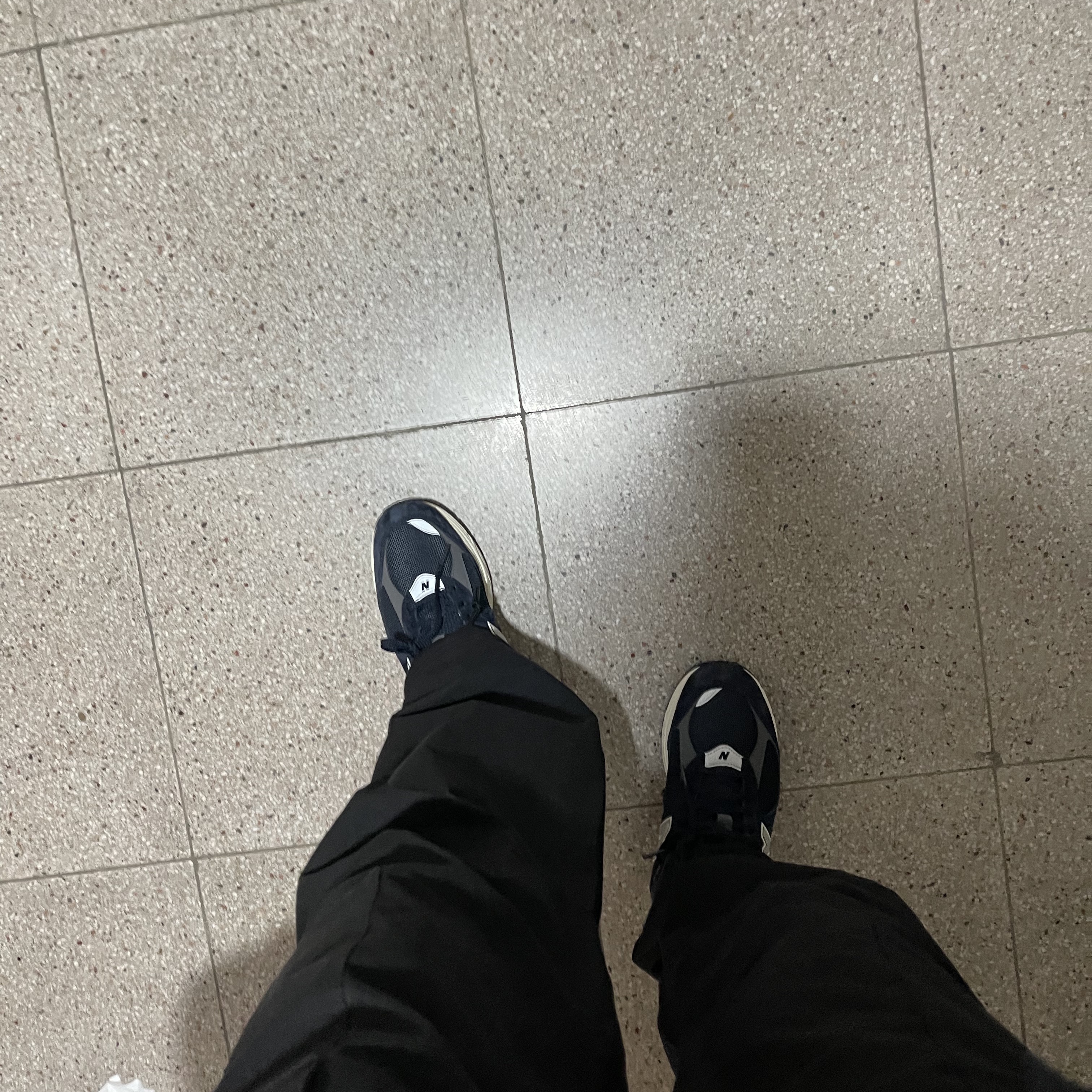 New Balance 2002R Eclipse Castlerock 착용 스타일 - 2