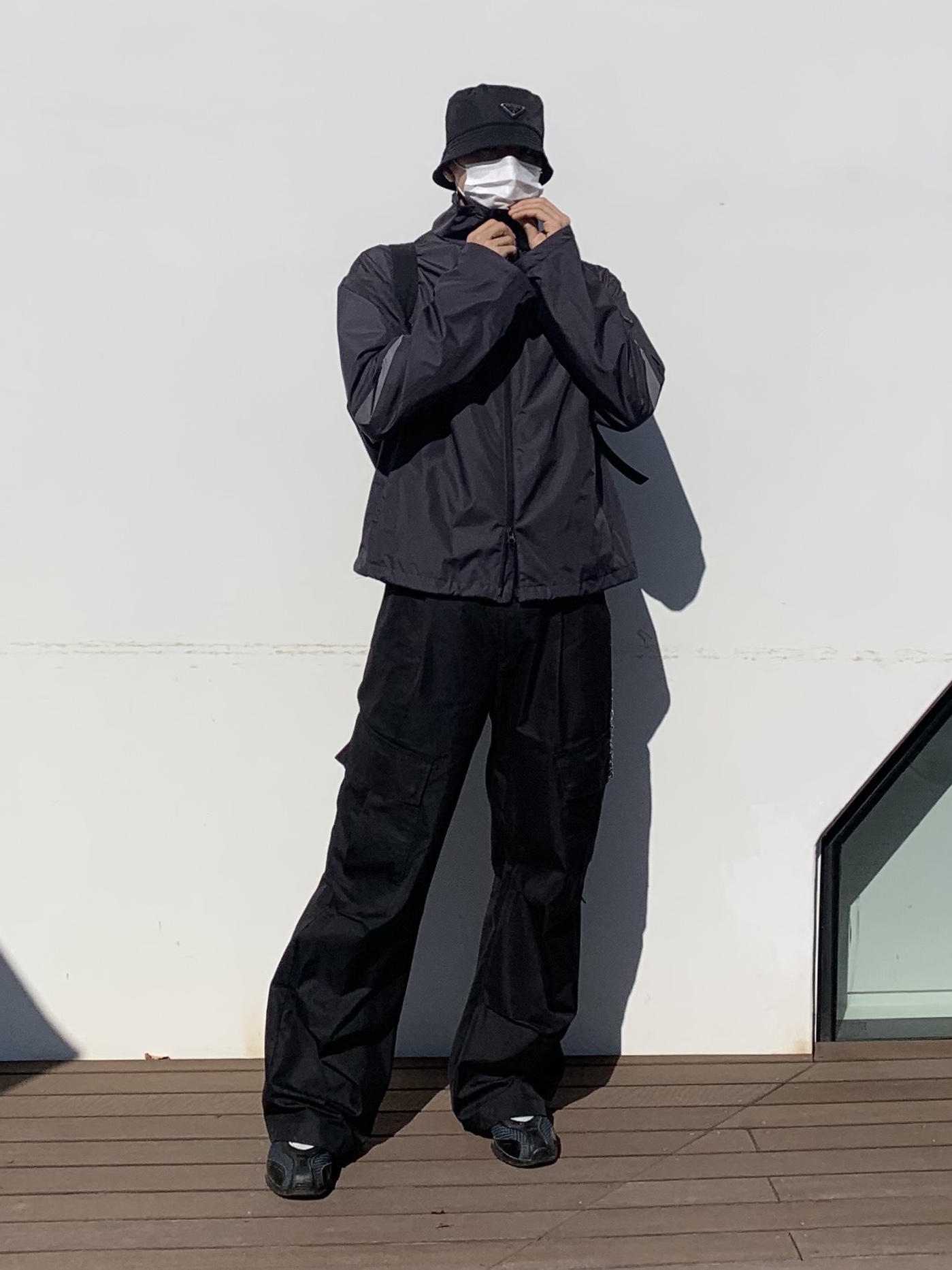 Prada Re-Nylon Bucket Hat Black, Asics x Kiko Kostadinov Gel-Sokat 2 Carrier Grey 착용 스타일 - 1