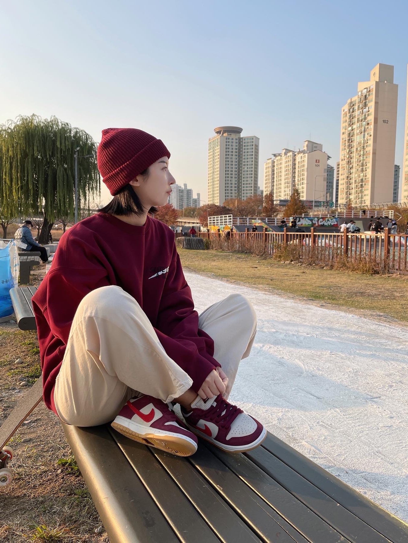 Nike x Skate Like a Girl SB Dunk Low QS Barely Rose 착용 스타일 - 3