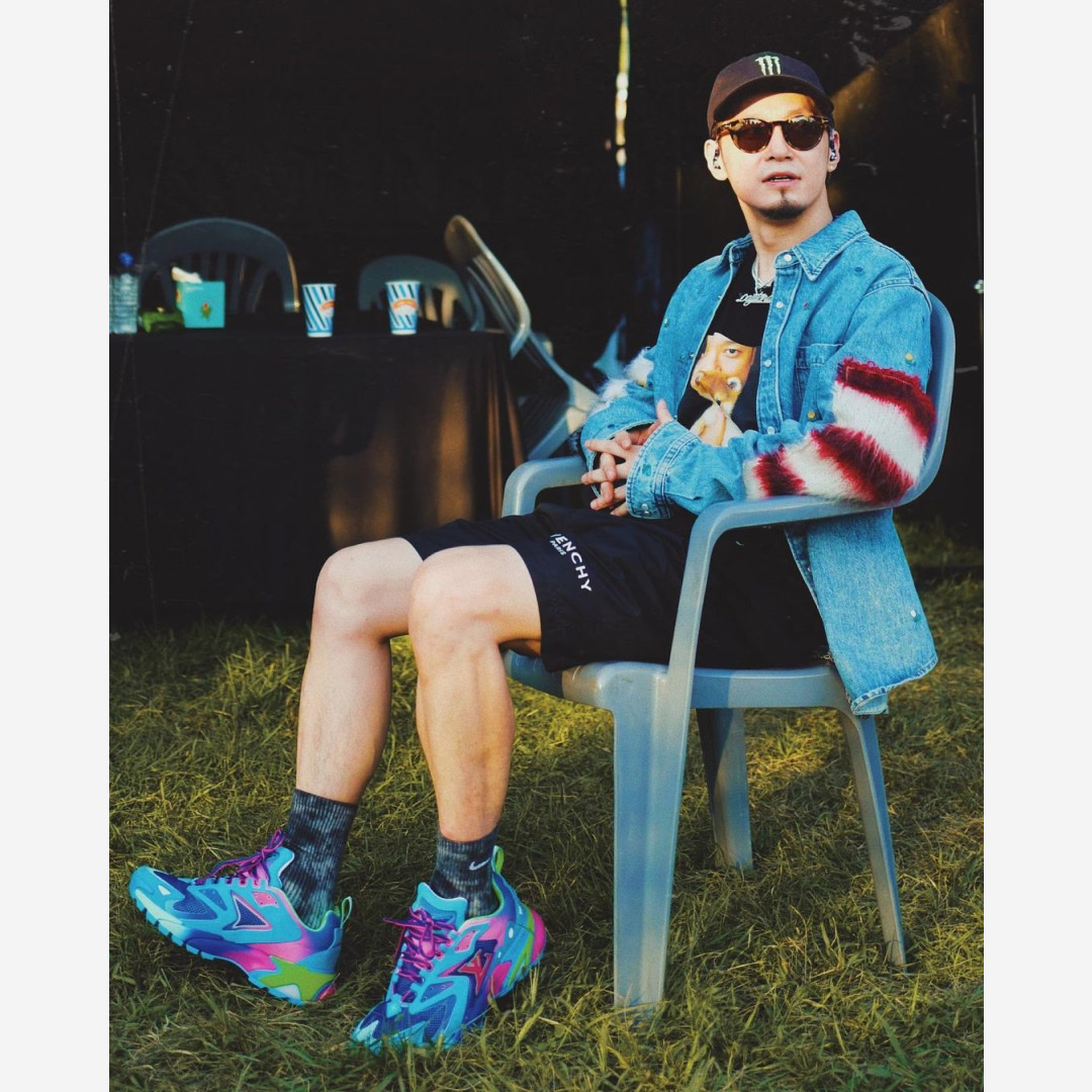 Louis Vuitton Runner Tatic Sneakers Marine 착용 스타일 - 3