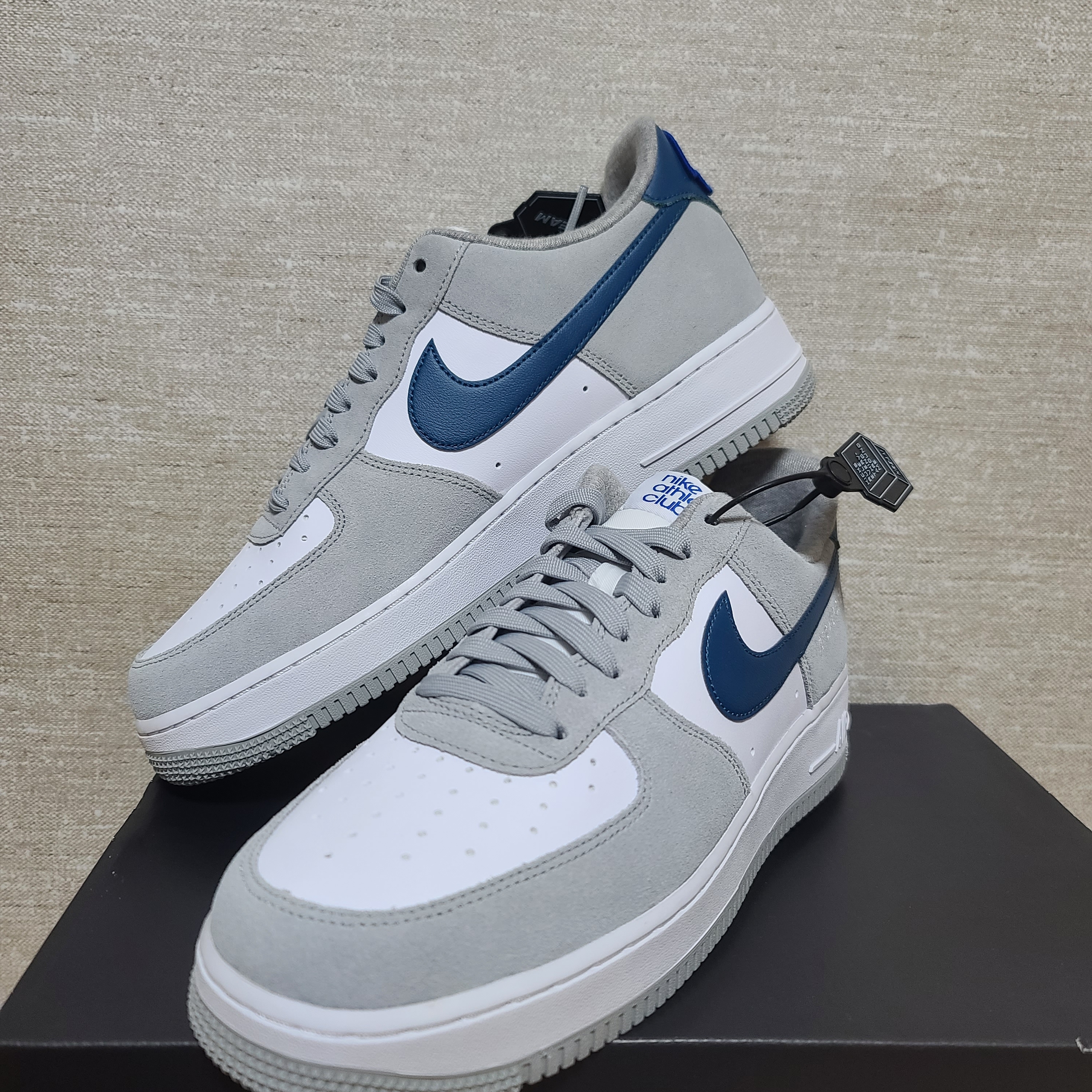 Nike Air Force 1 '07 LV8 Athletic Club Light Smoke Grey Marina 착용 스타일