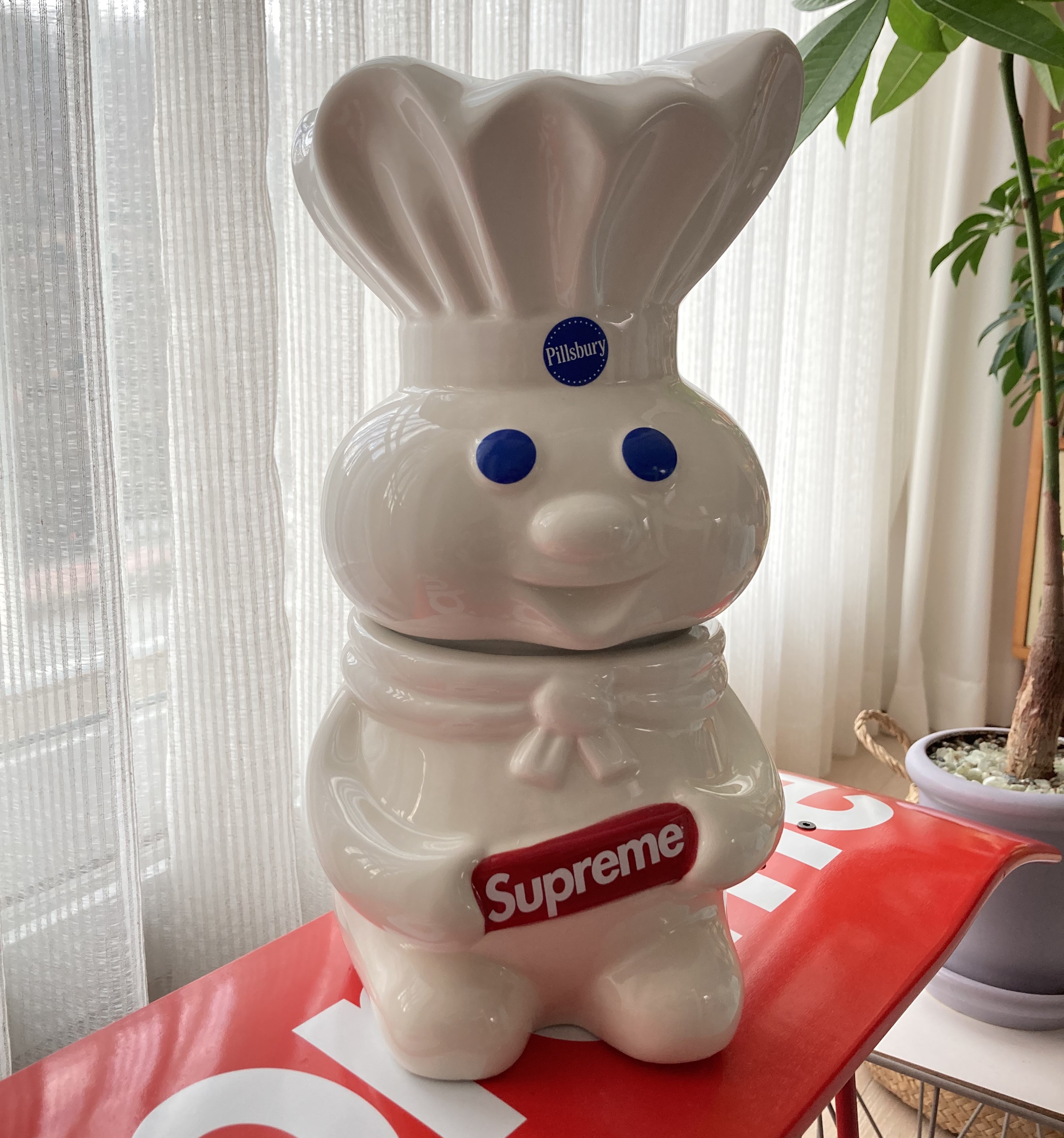 Supreme Doughboy Cookie Jar White - 22FW, Supreme Uncut Box Logo Skateboard Deck Red - 22SS 착용 스타일
