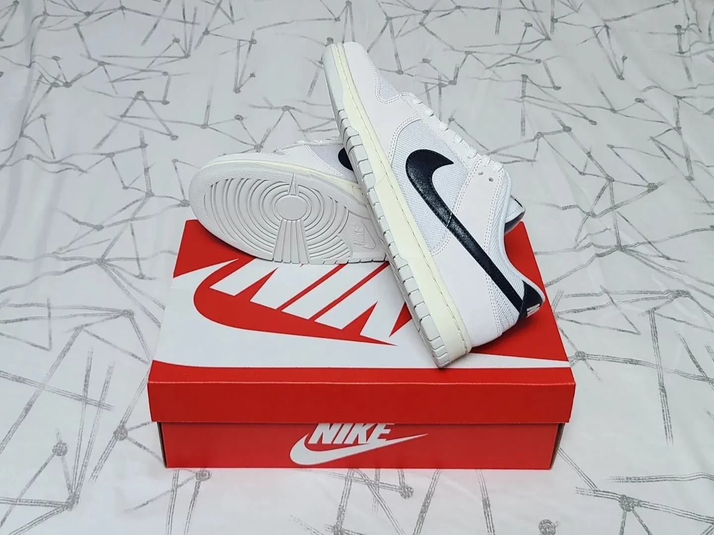 Nike Dunk Low SE Photon Dust and Summit White 착용 스타일 - 4