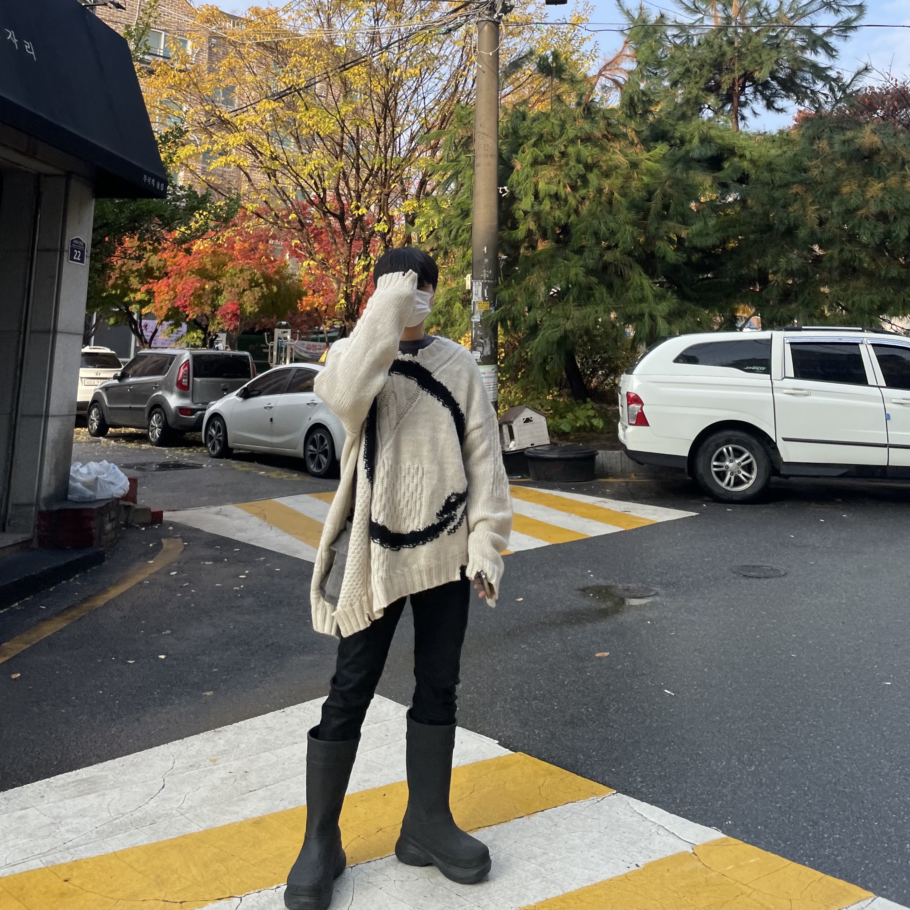 Balenciaga x Crocs Rubber Boot Black 착용 스타일 - 2