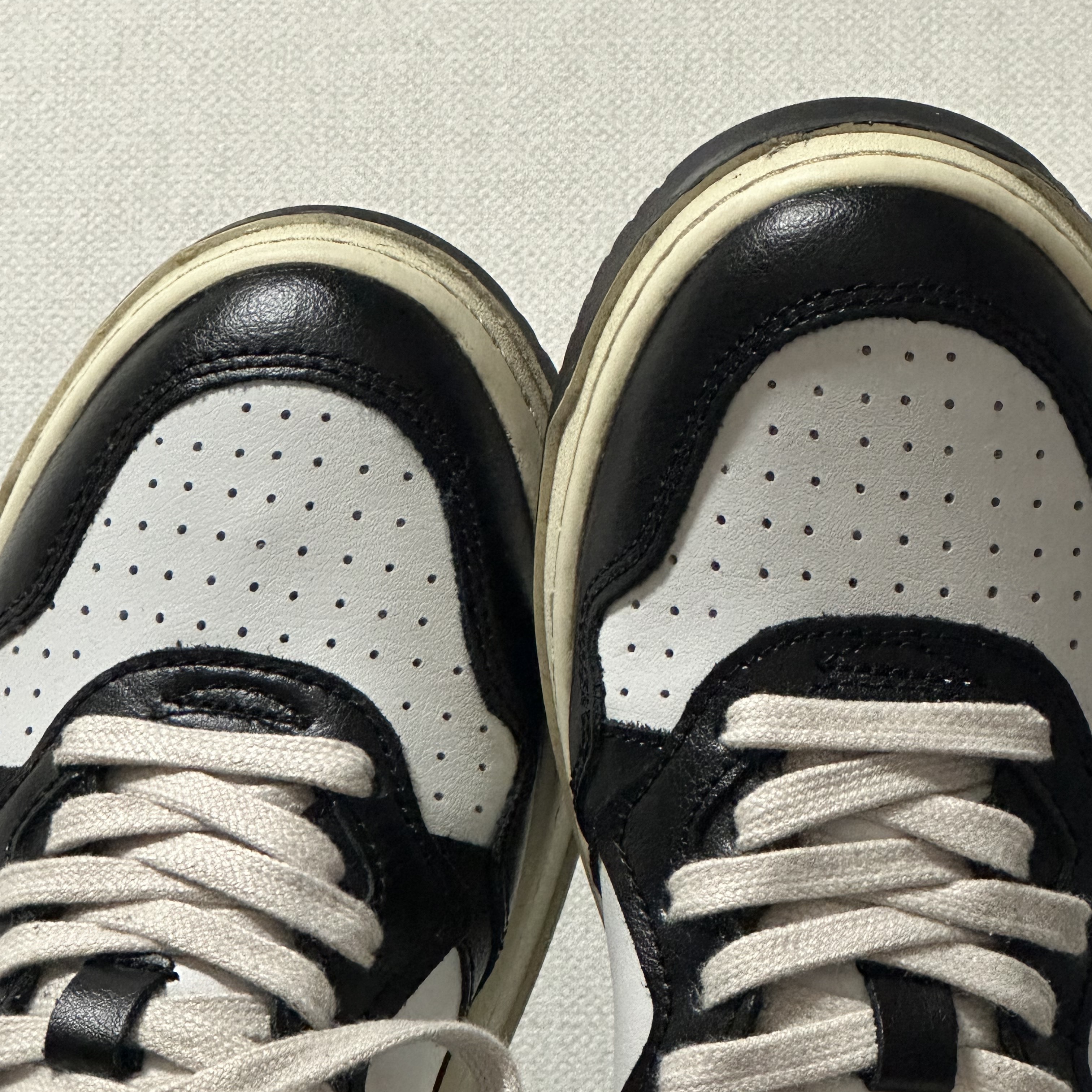 (W) Autry Medalist Low Leather Sneakers Black White 착용 스타일 - 2