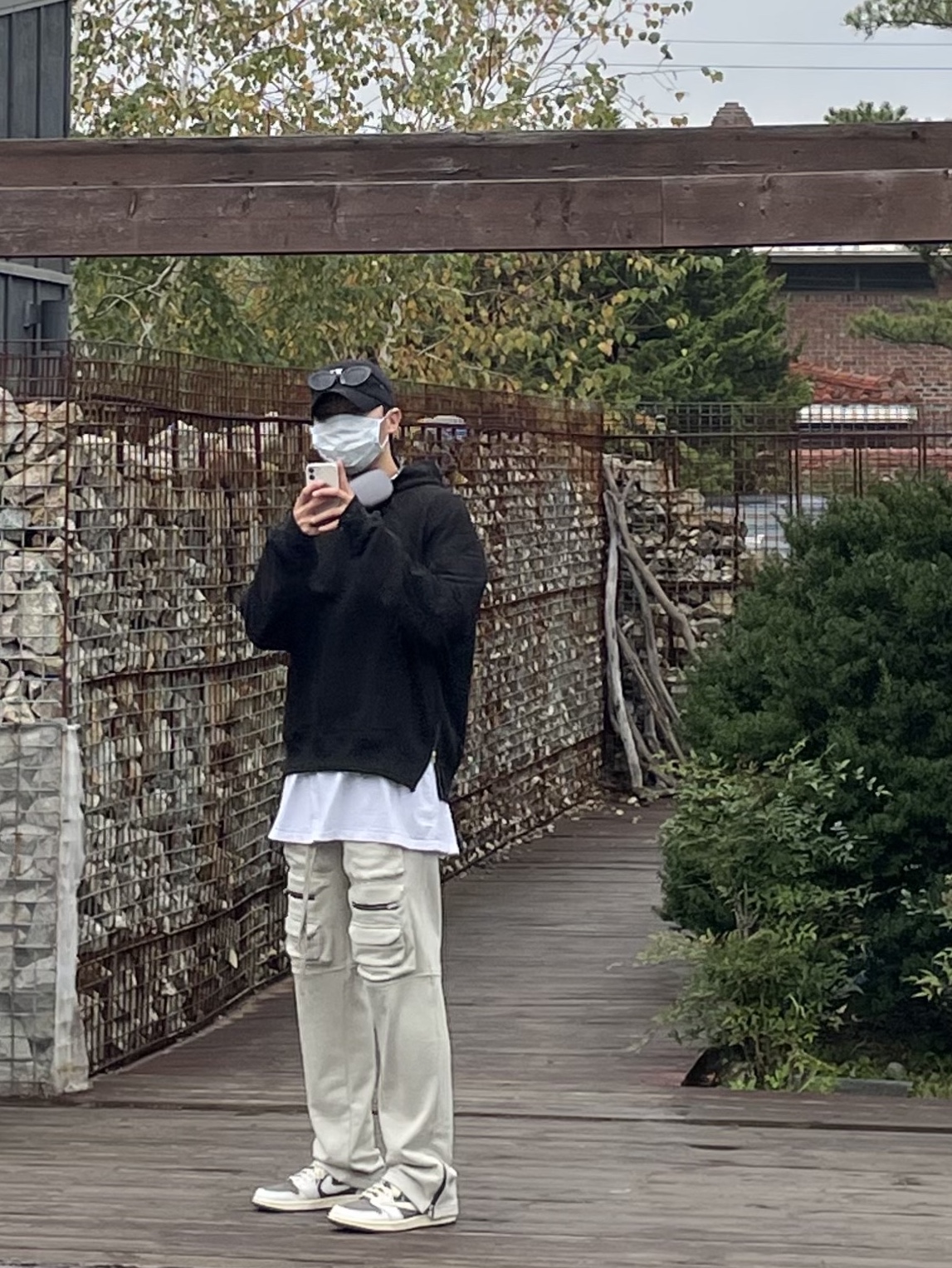 Jordan 1 x Travis Scott Retro Low OG SP Sail and Ridgerock, Apple AirPods Max Lightning Space Gray (Korean Ver.) 착용 스타일