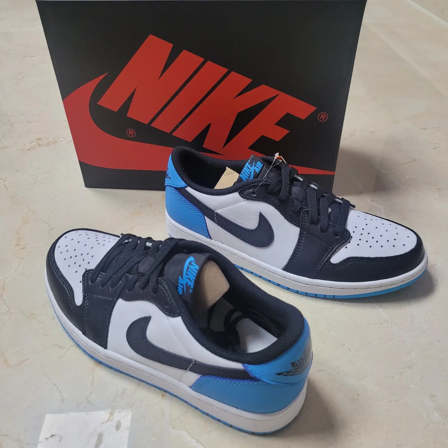 Jordan 1 Retro Low OG Black and Dark Powder Blue 착용 스타일 - 2
