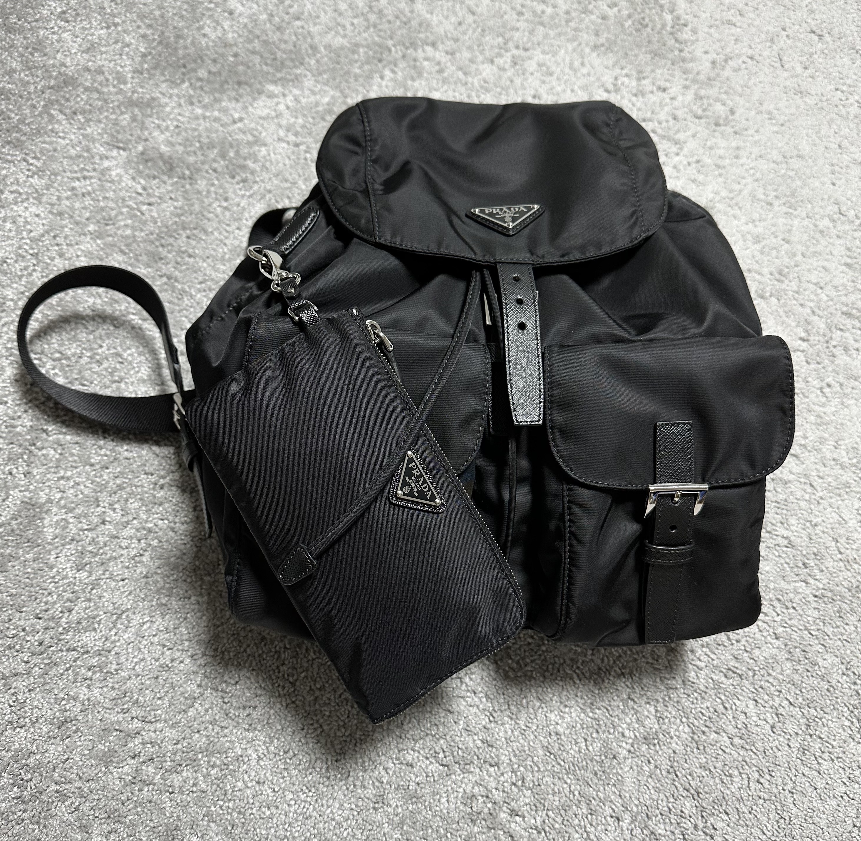 Prada Re-Nylon Medium Backpack Black 착용 스타일