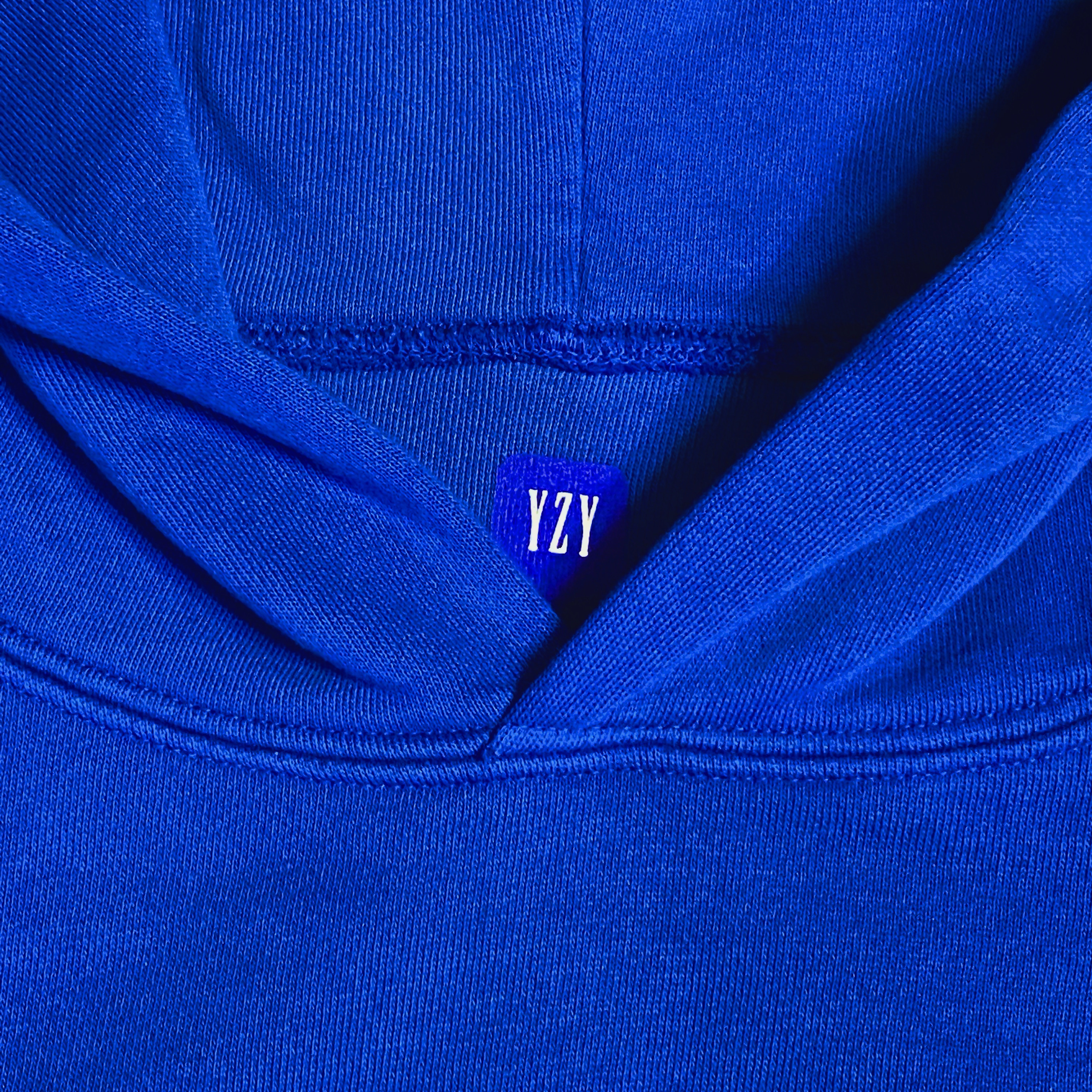 Yeezy Gap Hoodie Blue 착용 스타일