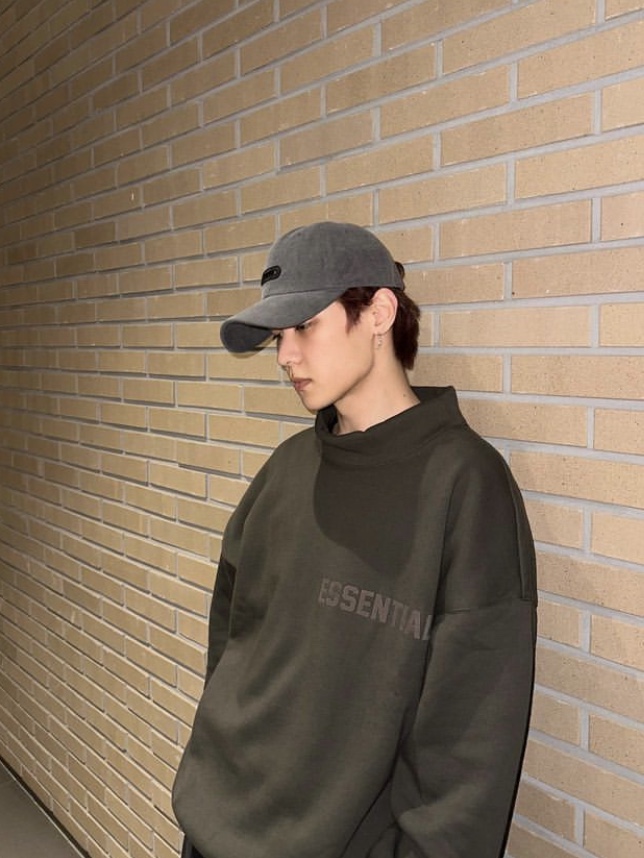 Essentials Mockneck Sweatshirt Off Black - 22FW 착용 스타일 - 2