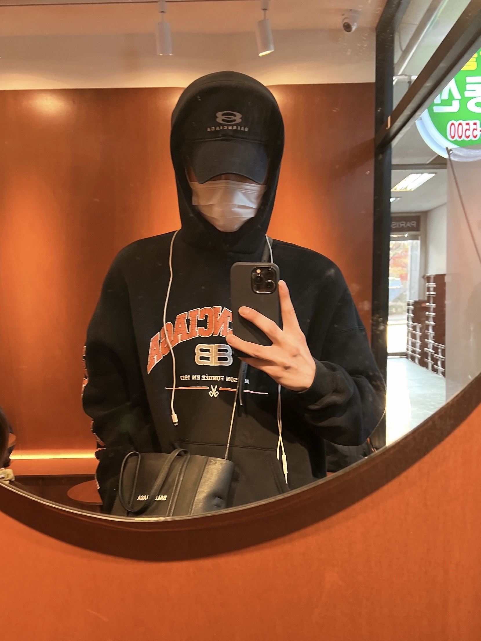 Balenciaga Maison Wide Fit Hoodie Black, Balenciaga Unity Snowboard Cap Navy Blue 착용 스타일