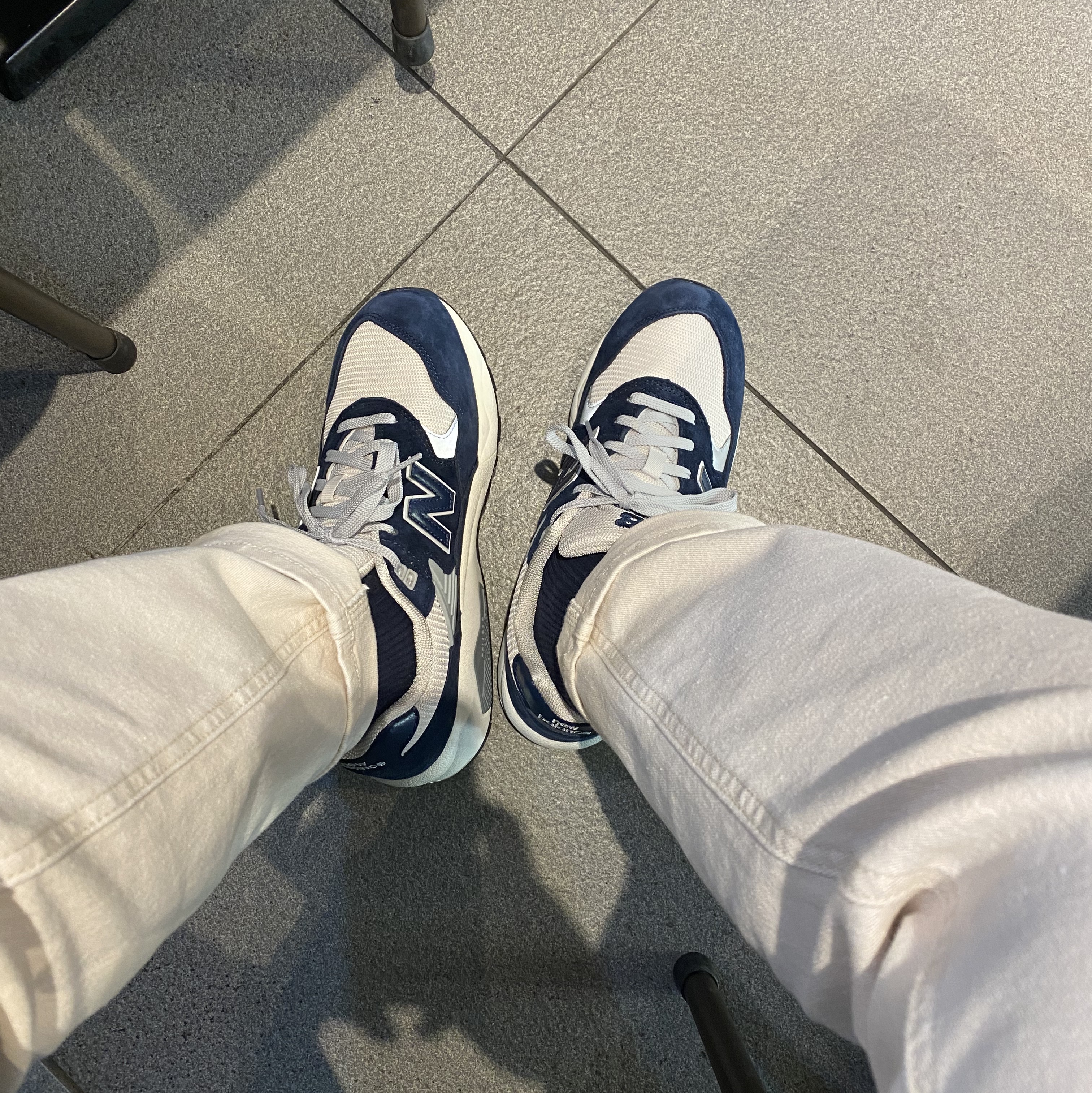 New Balance 580 Navy Cream 착용 스타일