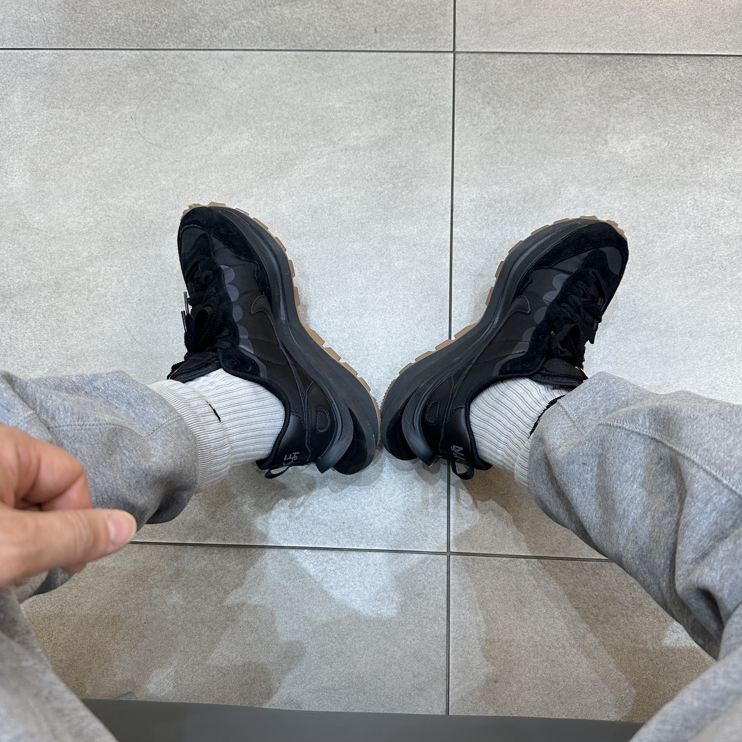 Nike x Sacai VaporWaffle Black and Gum, Nike x Stussy NRG RA Fleece Pants Dark Grey Heather (DJ9490-063) 착용 스타일