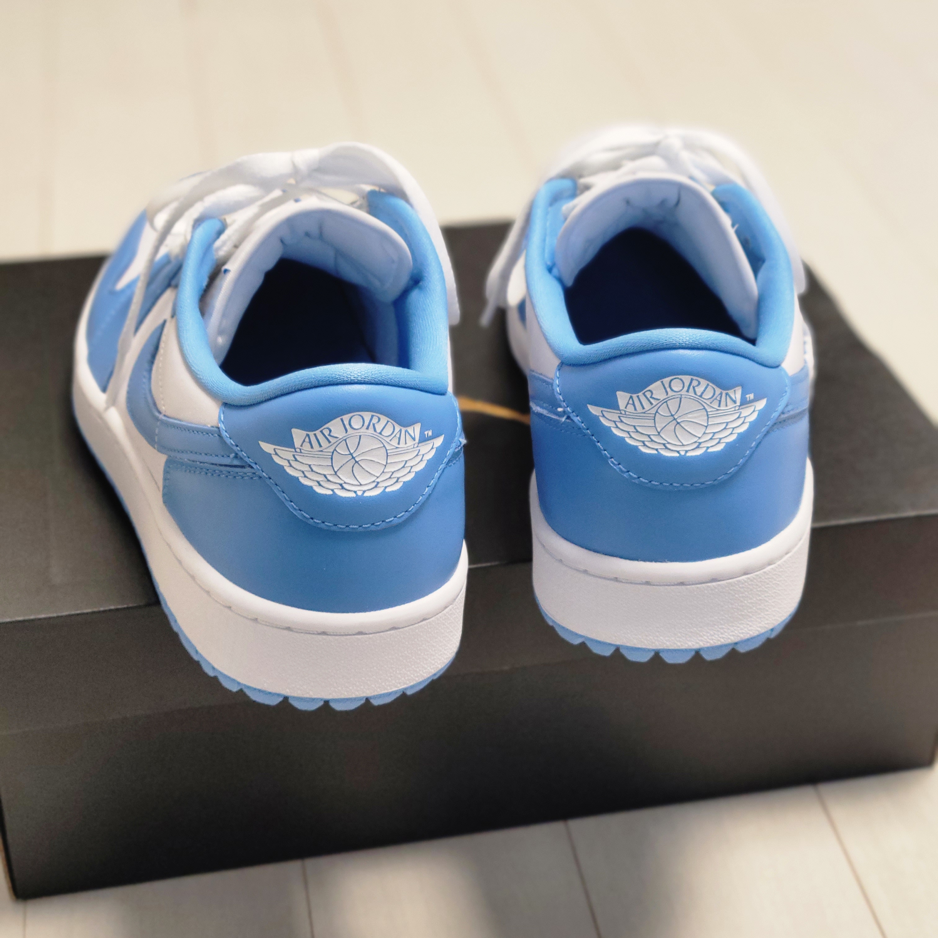 Jordan 1 Low Golf White and University Blue 착용 스타일 - 4