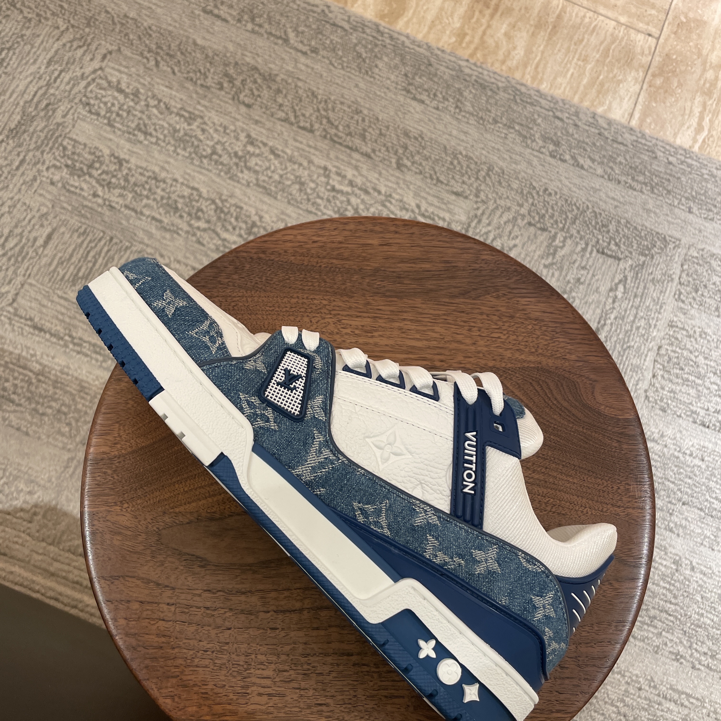 Louis Vuitton LV Trainer Sneakers Monogram Denim Blue 착용 스타일 - 1