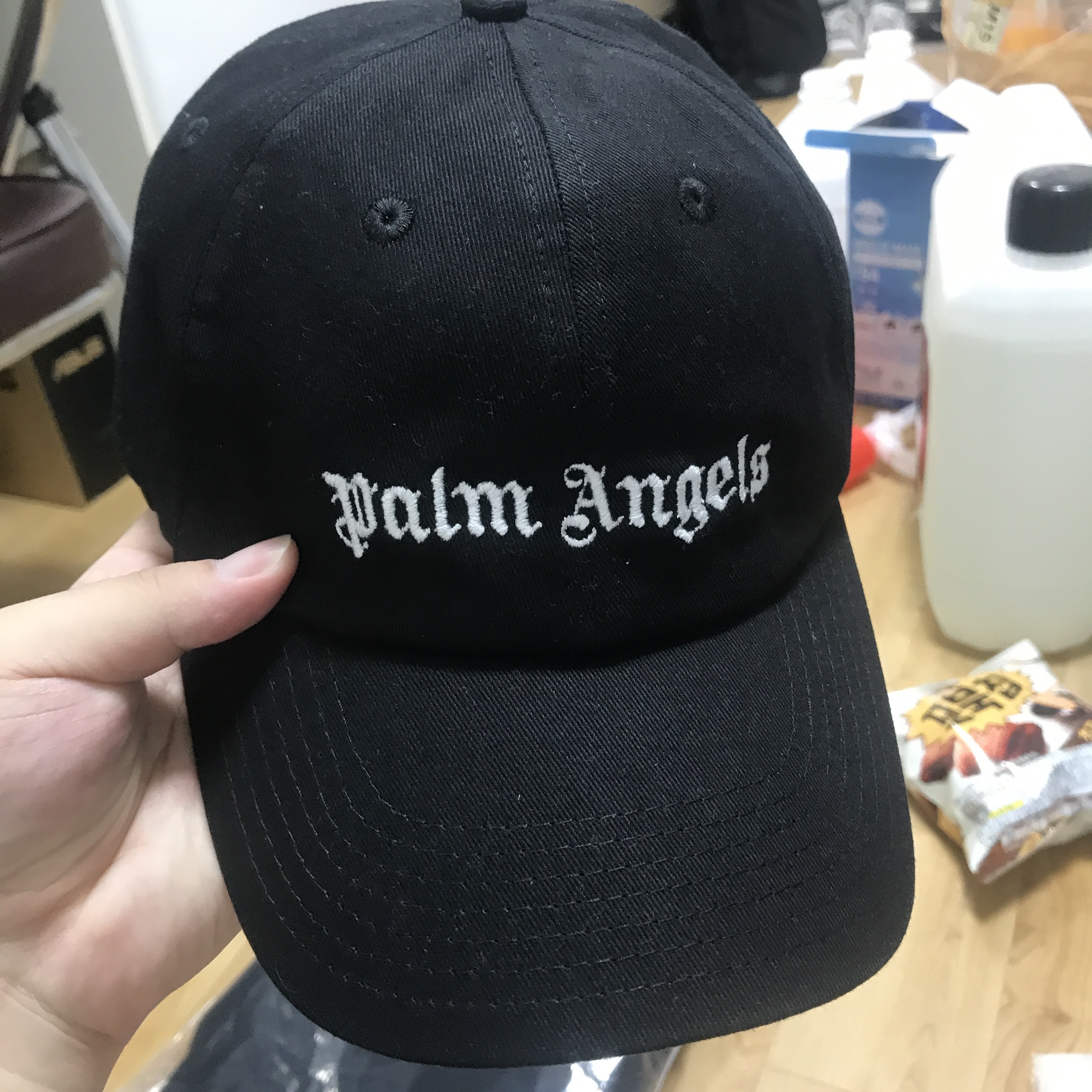 Palm Angels Black Logo Cap Black White 착용 스타일 - 1