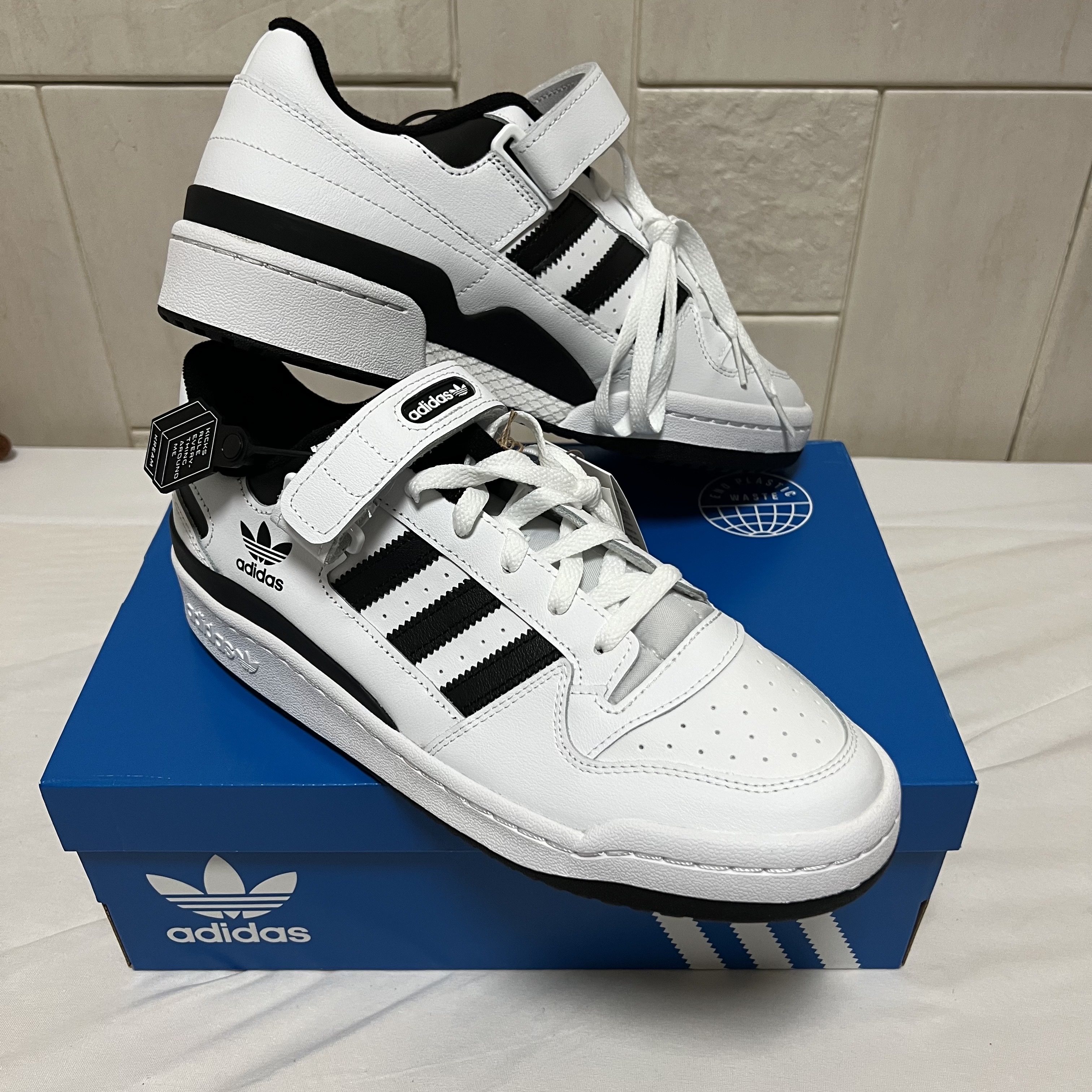 Adidas Forum Low White Black 착용 스타일 - 2