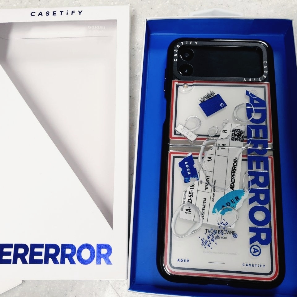 Casetify x Ader Error Galaxy Sticker Case Clear, Samsung Galaxy Z Flip3 Thom Browne Edition (Korean Ver.) 착용 스타일 - 2