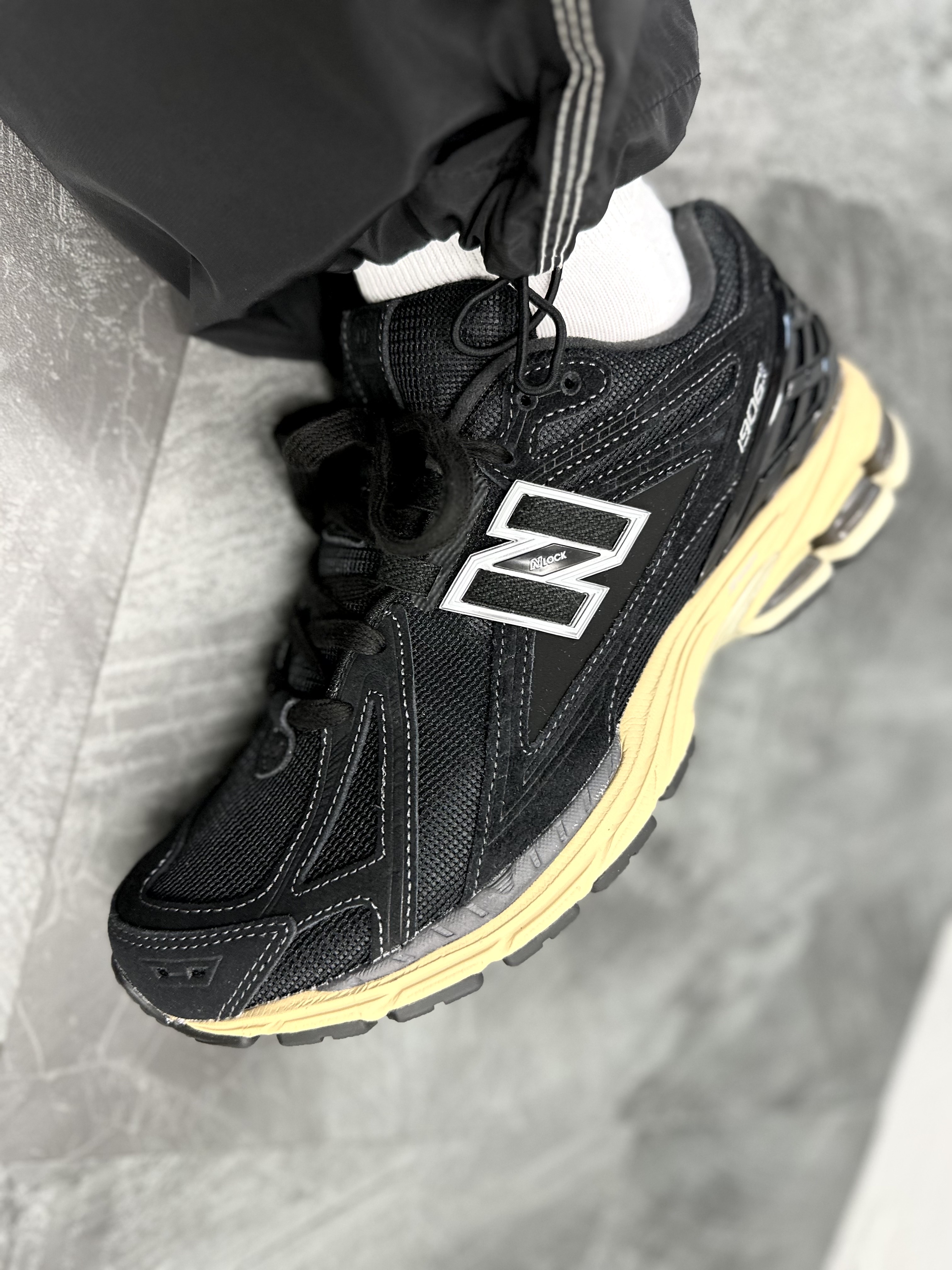New Balance 1906R Black Taos Taupe 착용 스타일 - 1