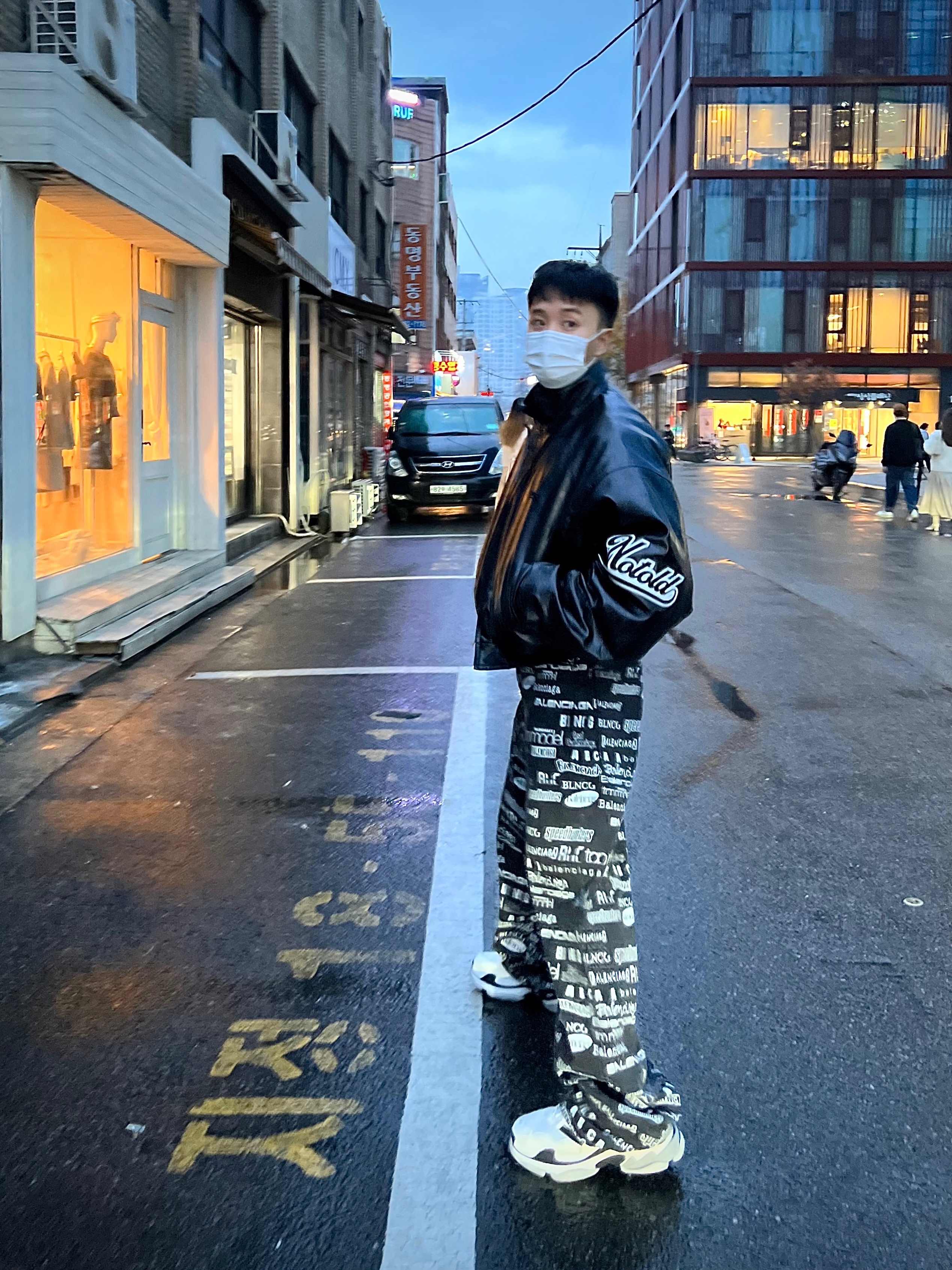 Balenciaga x Adidas Triple S Sneakers White Black 착용 스타일 - 4
