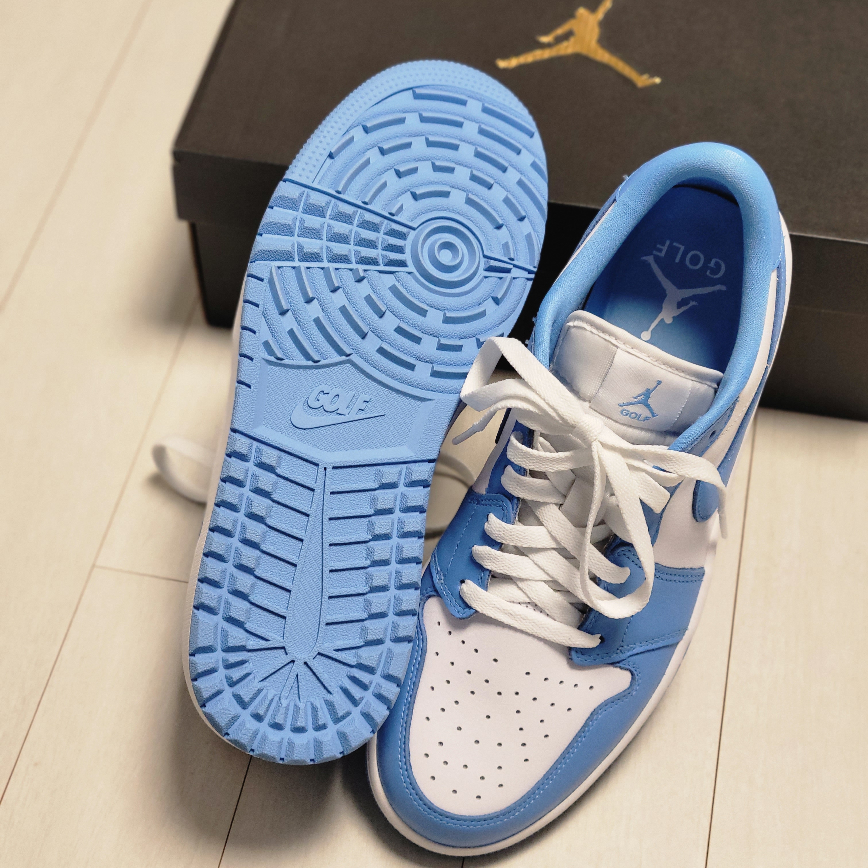 Jordan 1 Low Golf White and University Blue 착용 스타일 - 2