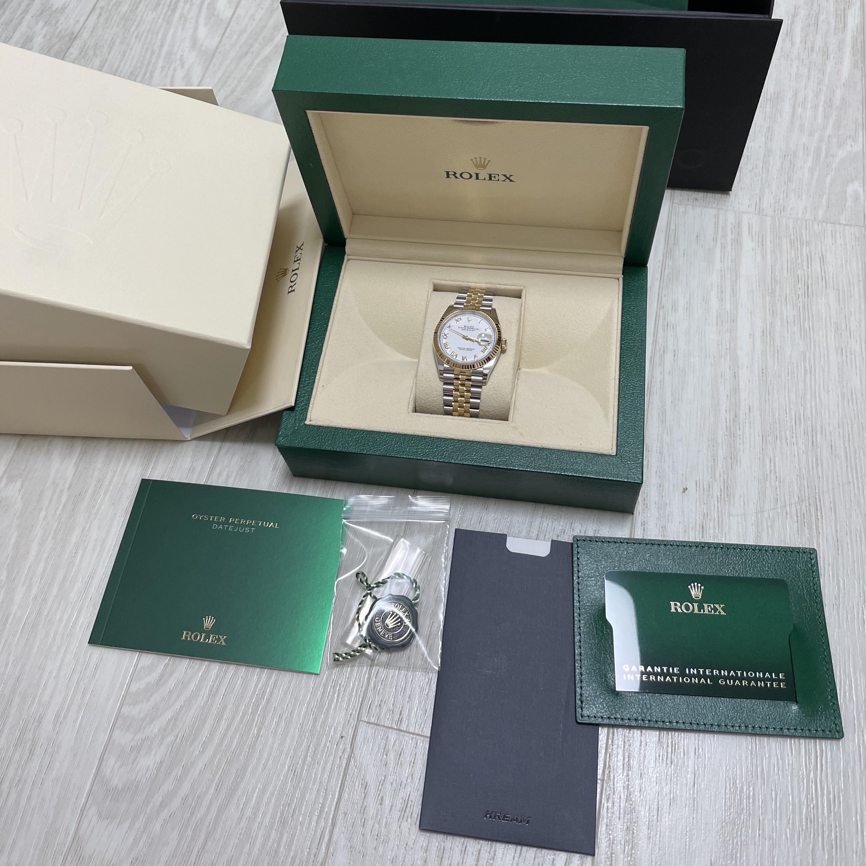 Rolex Datejust 36mm 126233 White Roman Jubilee, Nike x Sacai VaporWaffle Black and Gum 착용 스타일 - 1