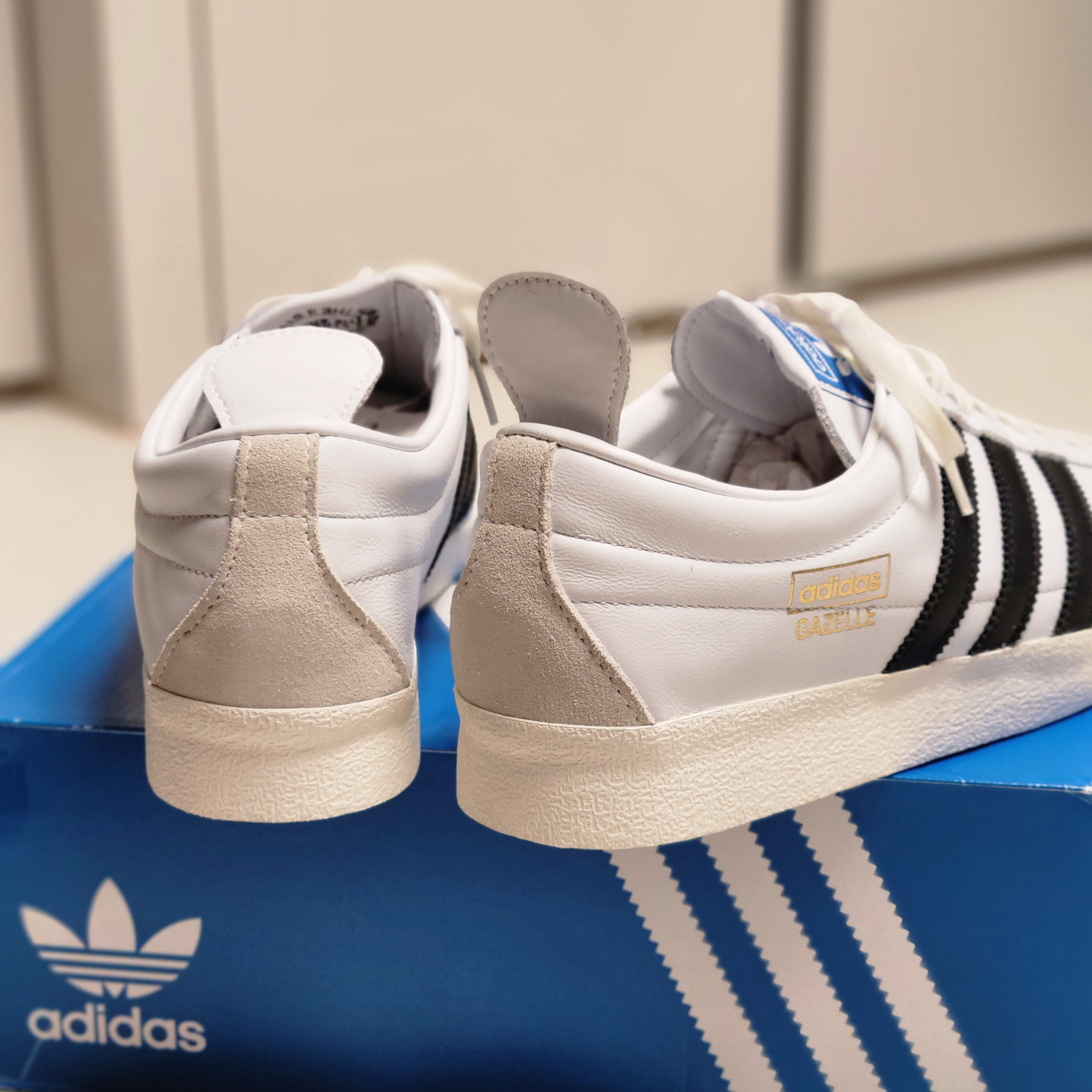 Adidas Gazelle Vintage White Black 착용 스타일 - 4
